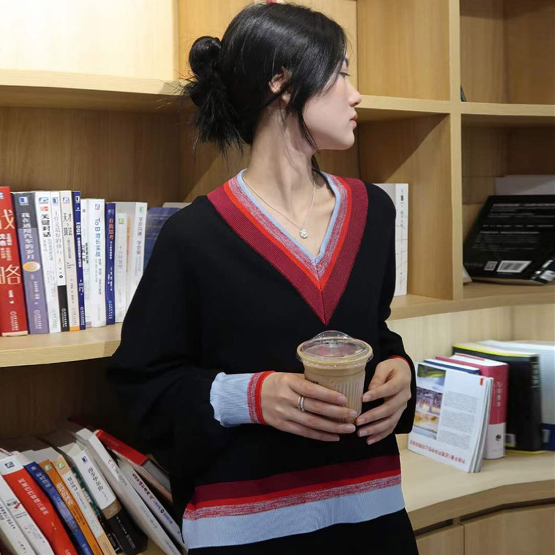 MQ megztinis trikampiu kaklu