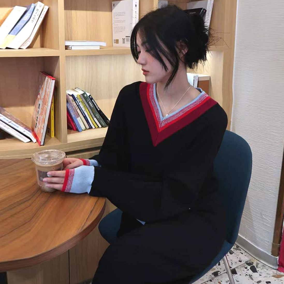 MQ megztinis trikampiu kaklu