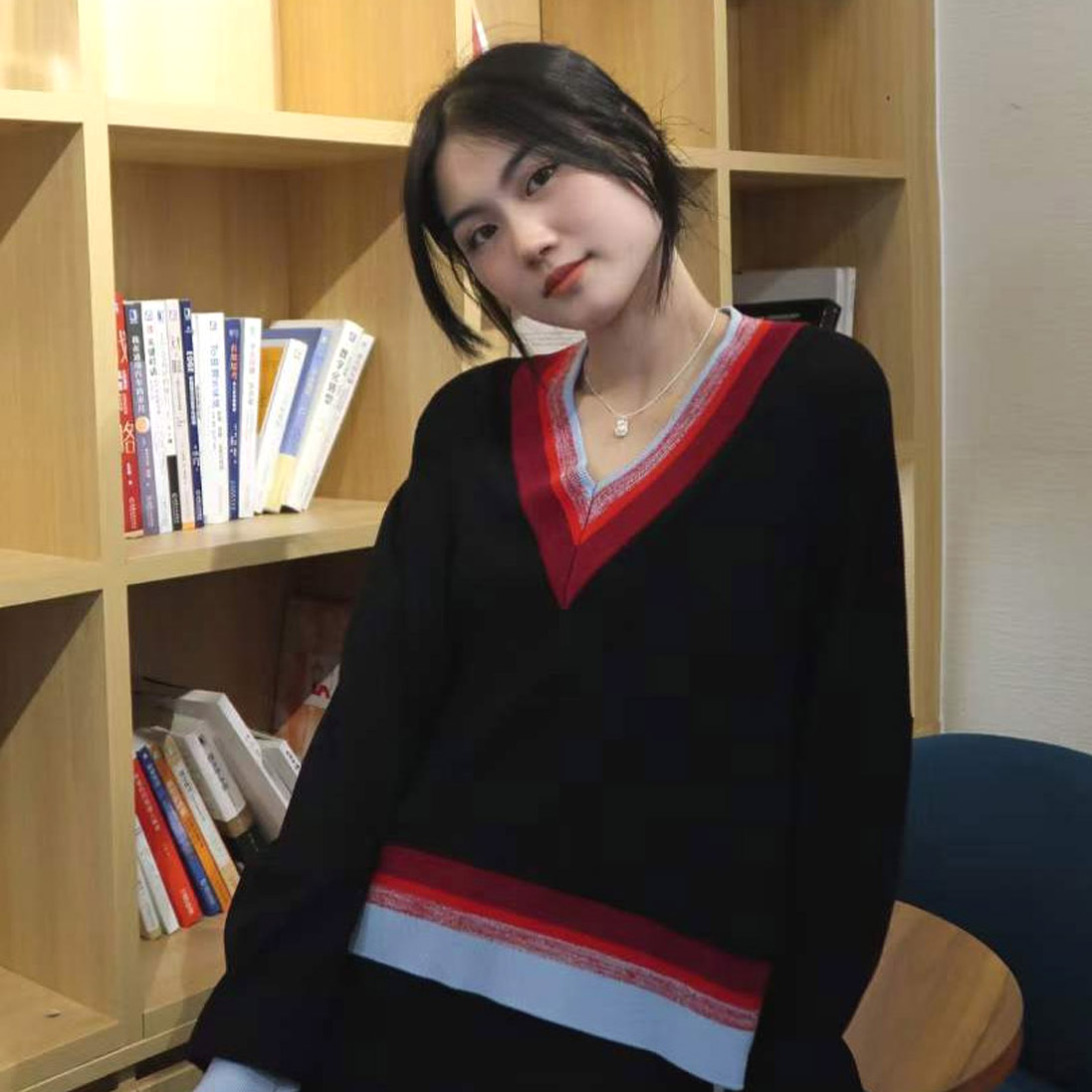 MQ megztinis trikampiu kaklu