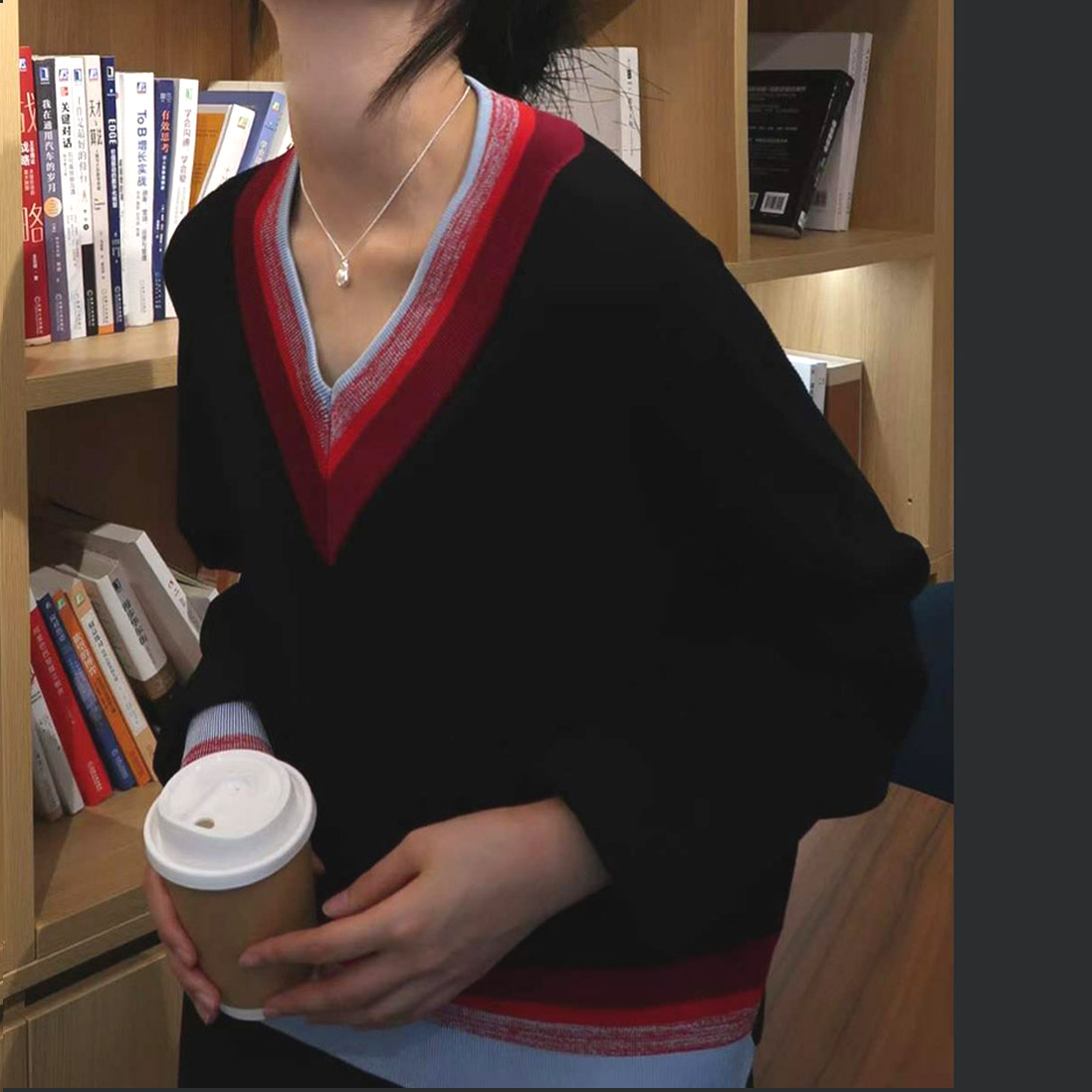 MQ megztinis trikampiu kaklu