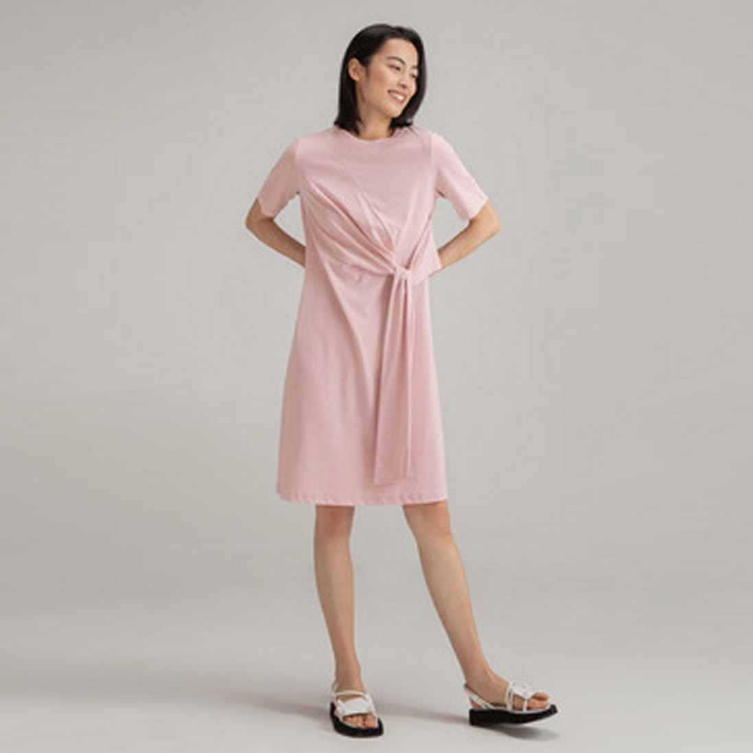 BROADCAST Trikotažinė suknelė su raiščiu