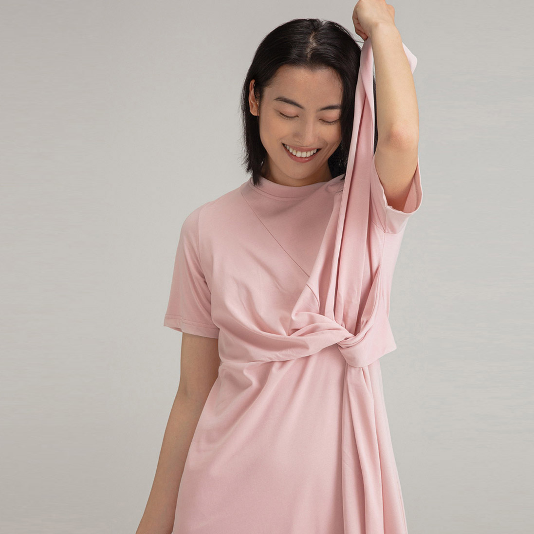 BROADCAST Trikotažinė suknelė su raiščiu