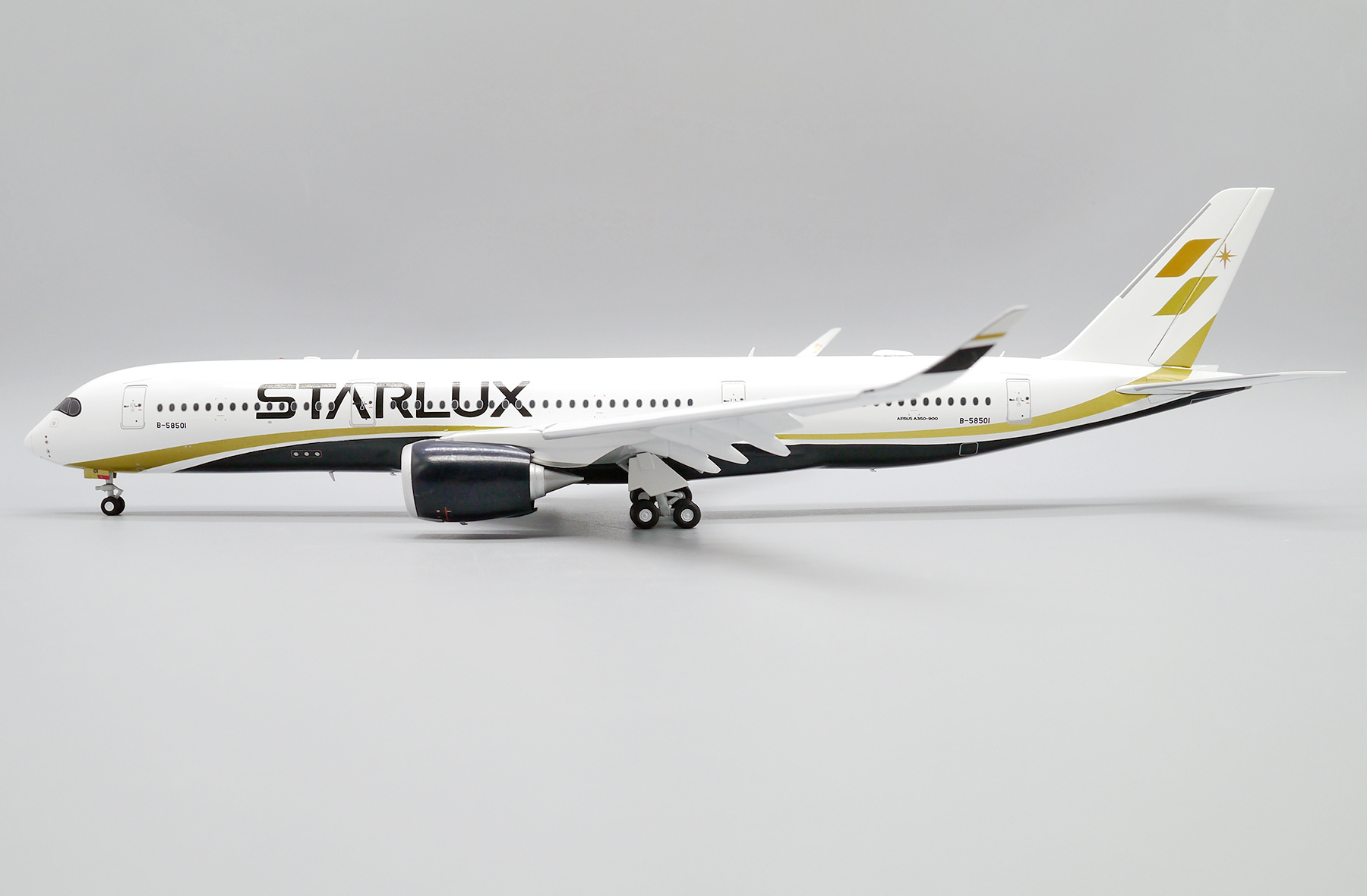 STARLUX A350-900XWB “Flaps Down”