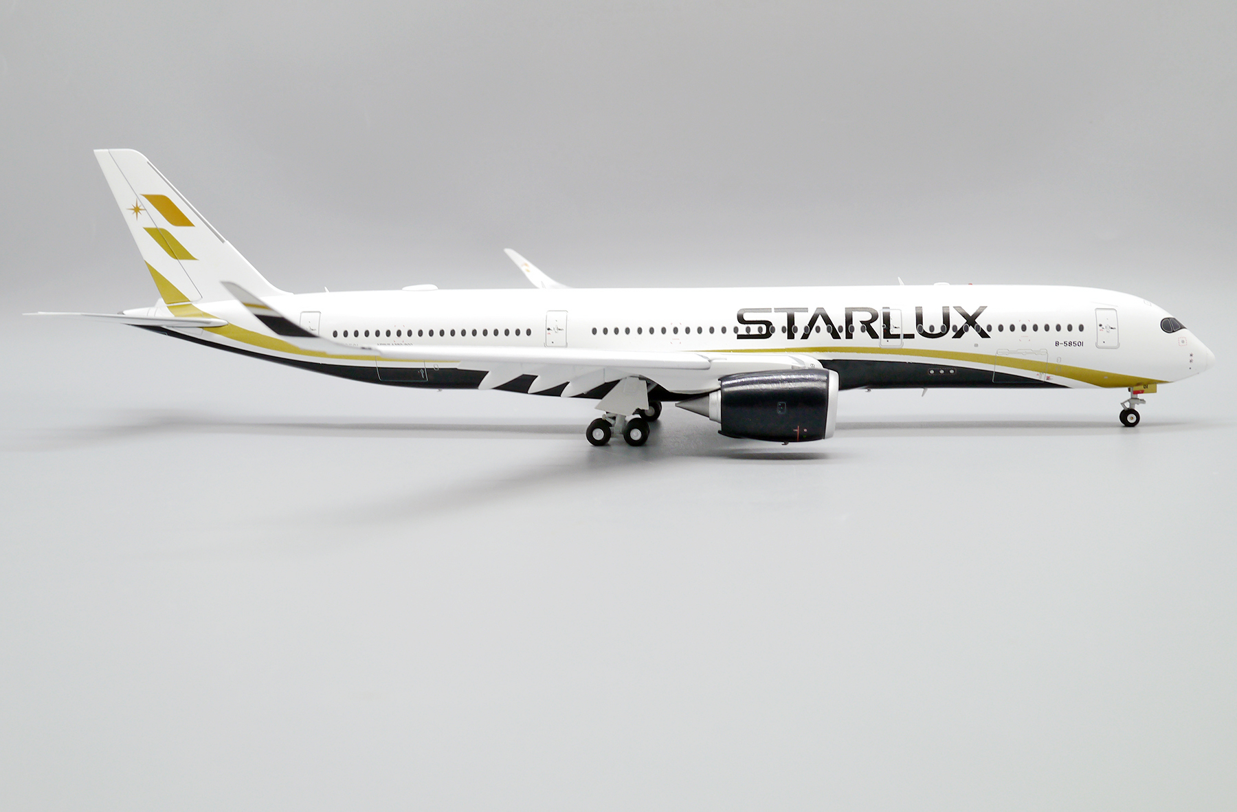 STARLUX A350-900XWB “Flaps Down”