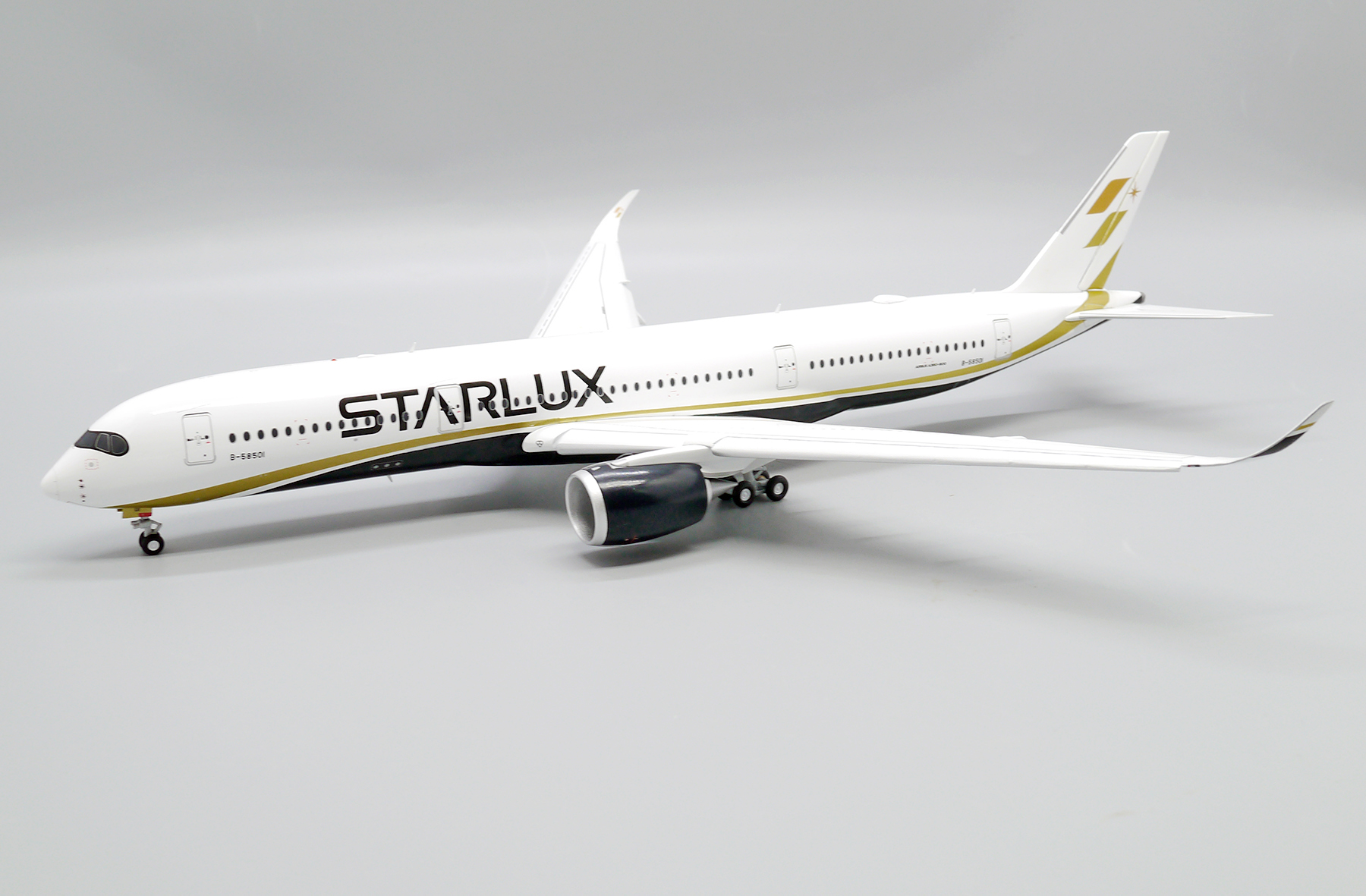 STARLUX A350-900XWB “Flaps Down”