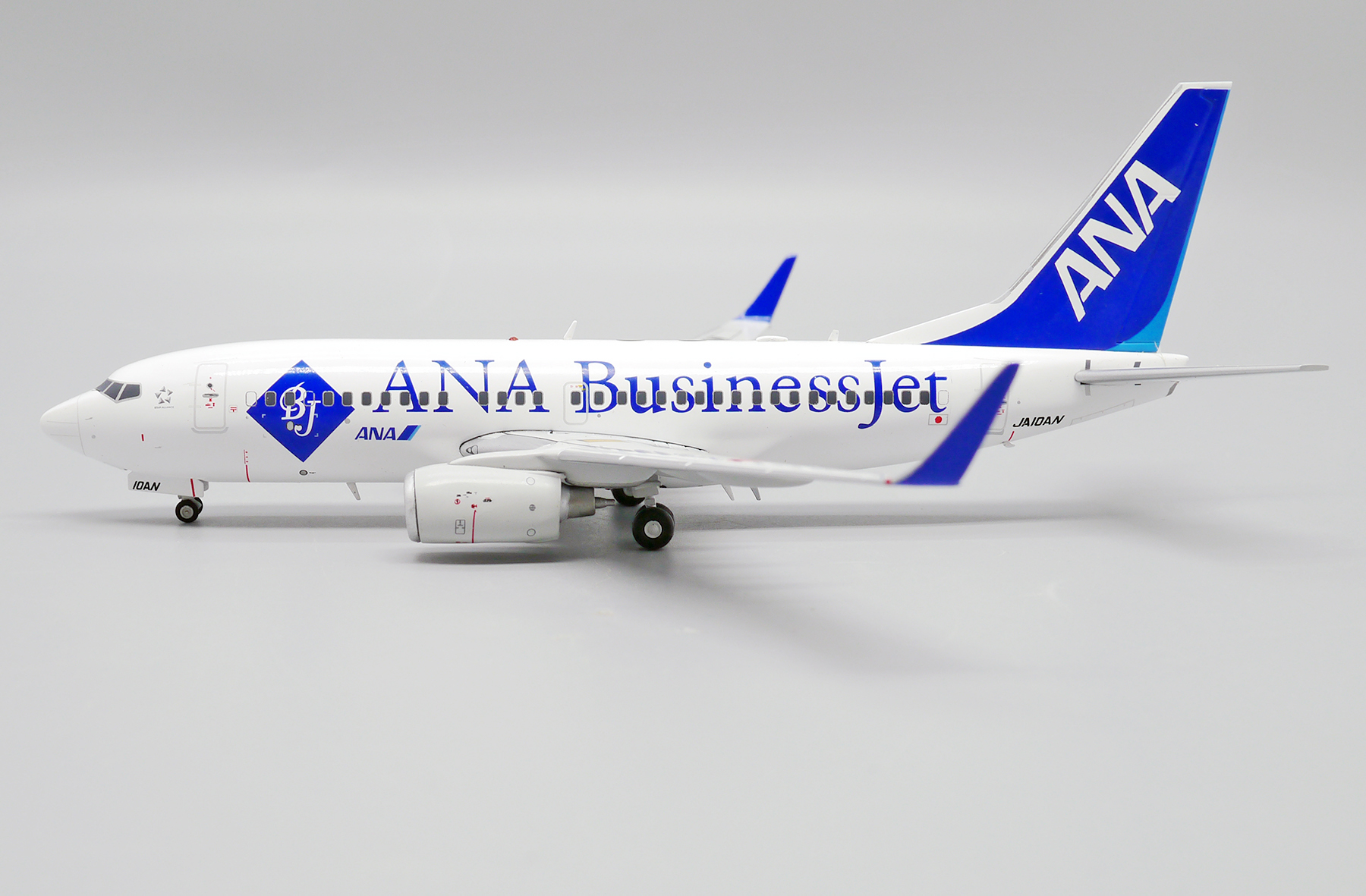 ANA BUSINESS JET B737-781WL