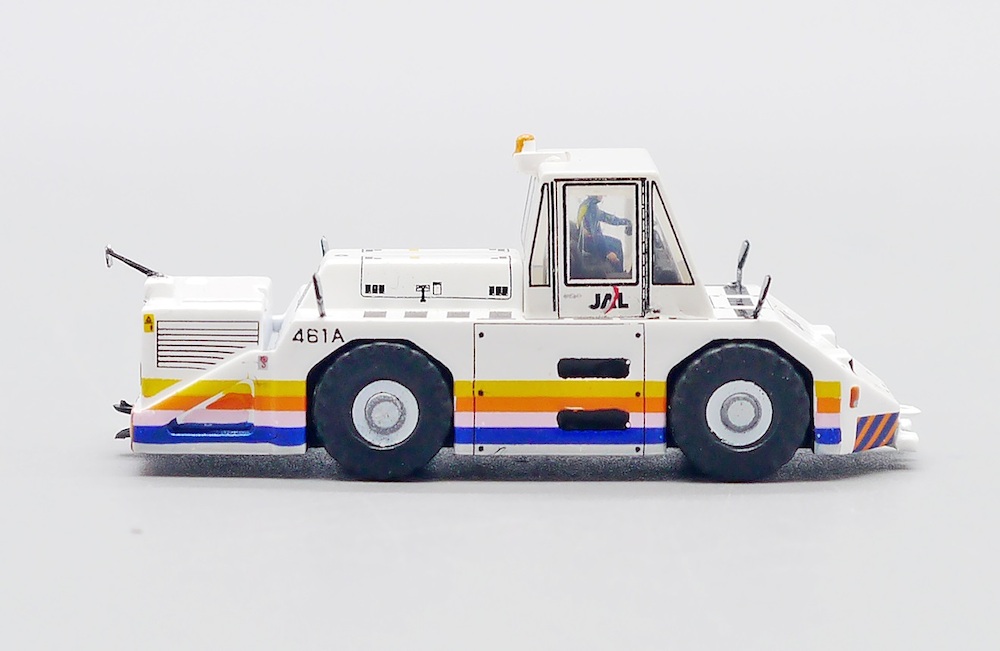 AIRPORT TUG TRUCK JAL 