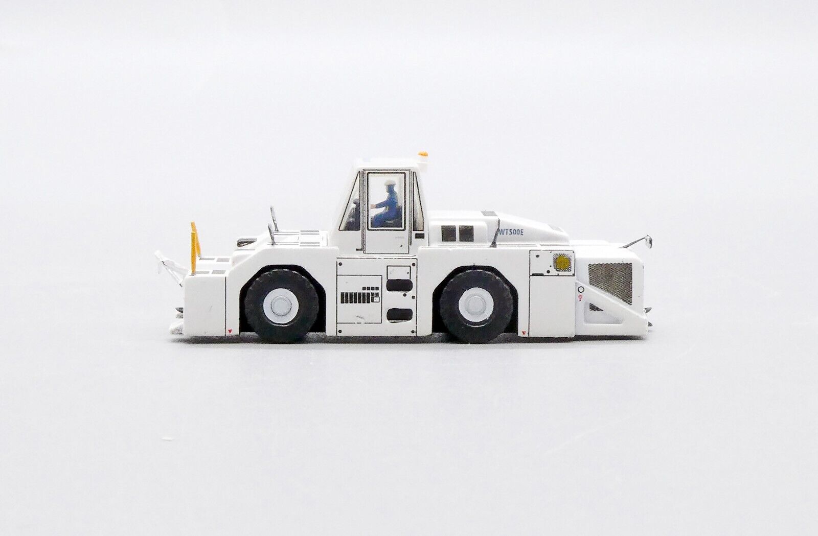 AIRPORT TUG TRUCK ANA
