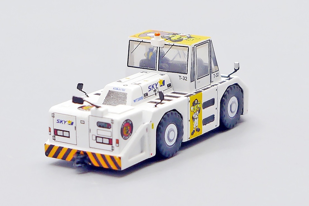 AIRPORT TUG TRUCK SKY