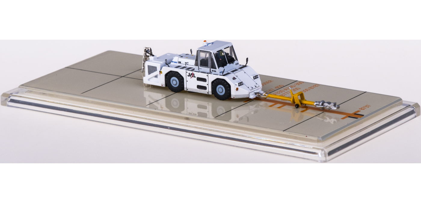 AIRPORT TUG TRUCK JAL LETTERS