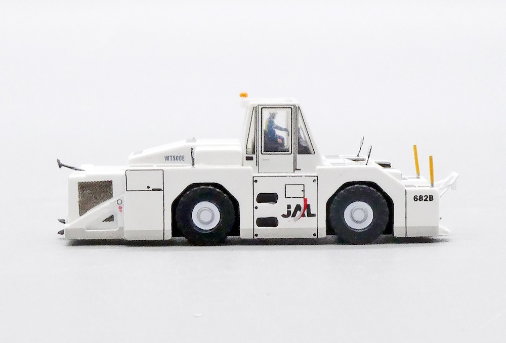 AIRPORT TUG TRUCK JAL