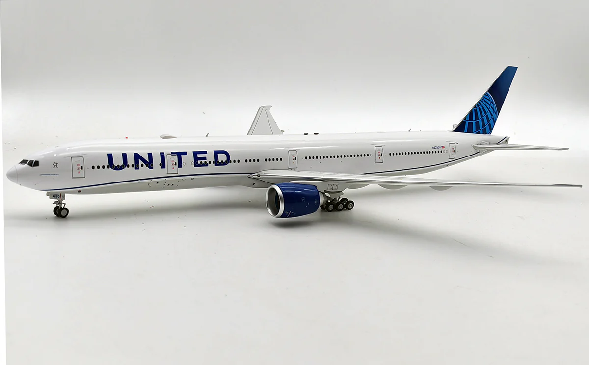 UNITED AIRLINES B777-300ER 