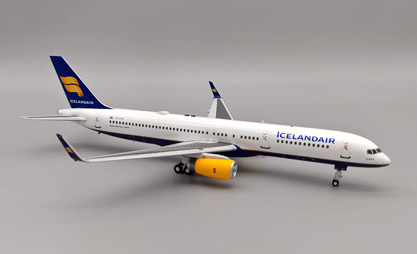 ICELANDAIR B757-200W