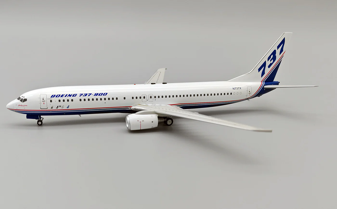 BOEING B737-900 