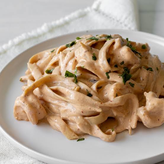 Fetuccini en salsa de chipotle y mini albóndigas