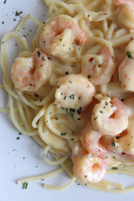 Spaguetti a la crema con camarones