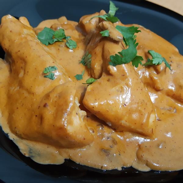 Pollo en salsa cremosa de chipotle