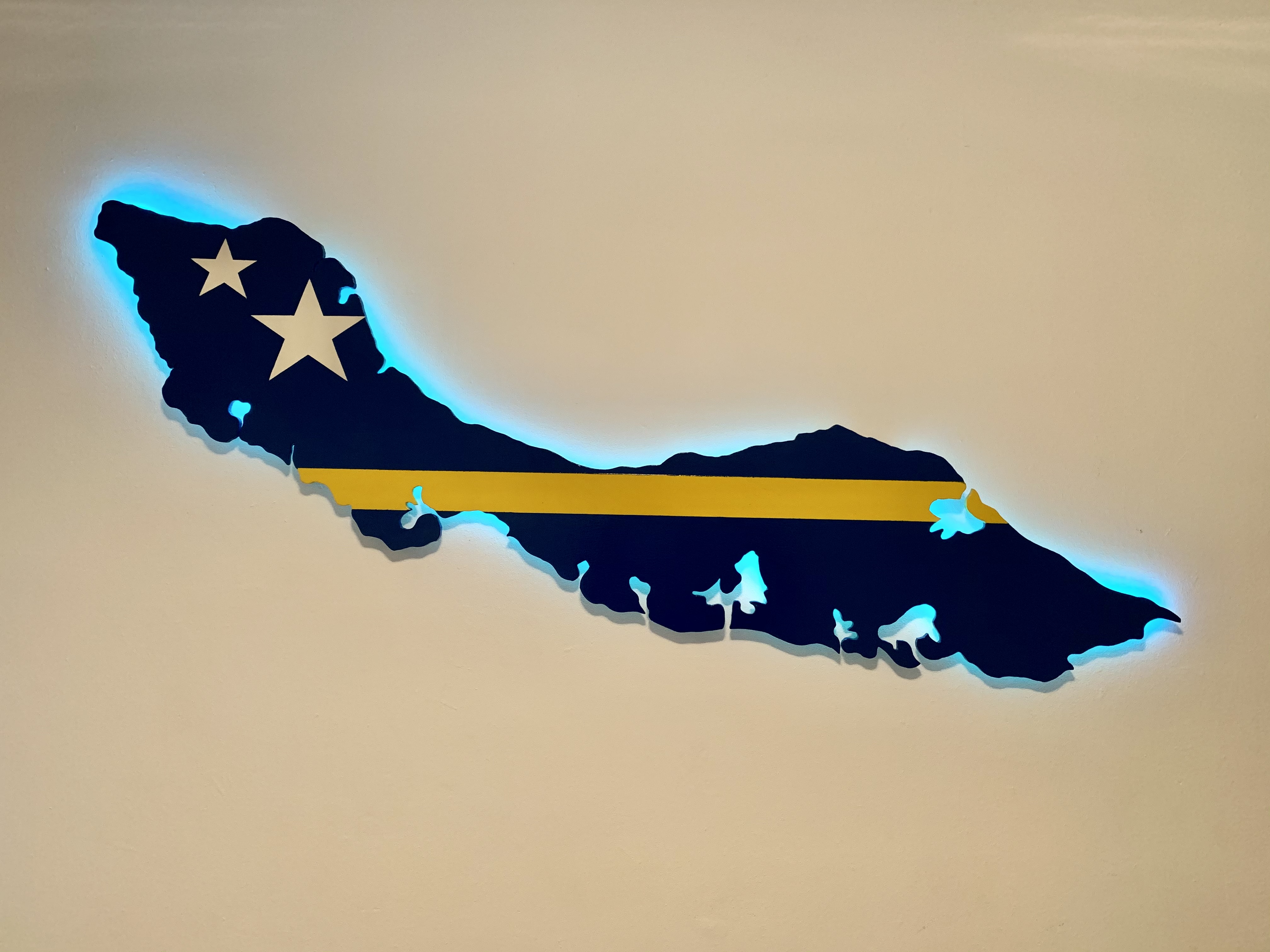 Curaçao met een jasje van de vlag (Middel).