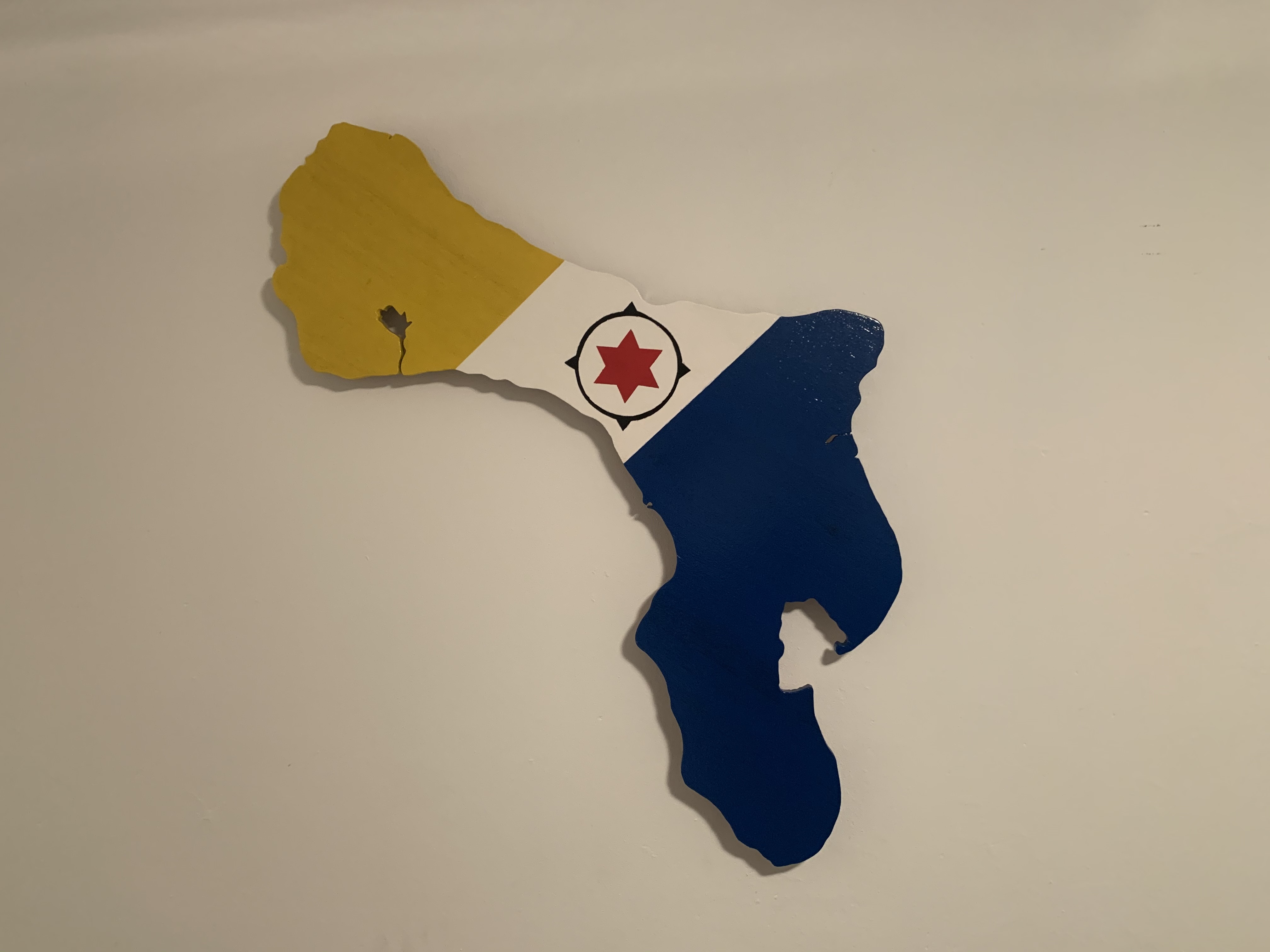 Bonaire met een jasje van de vlag (Klein).