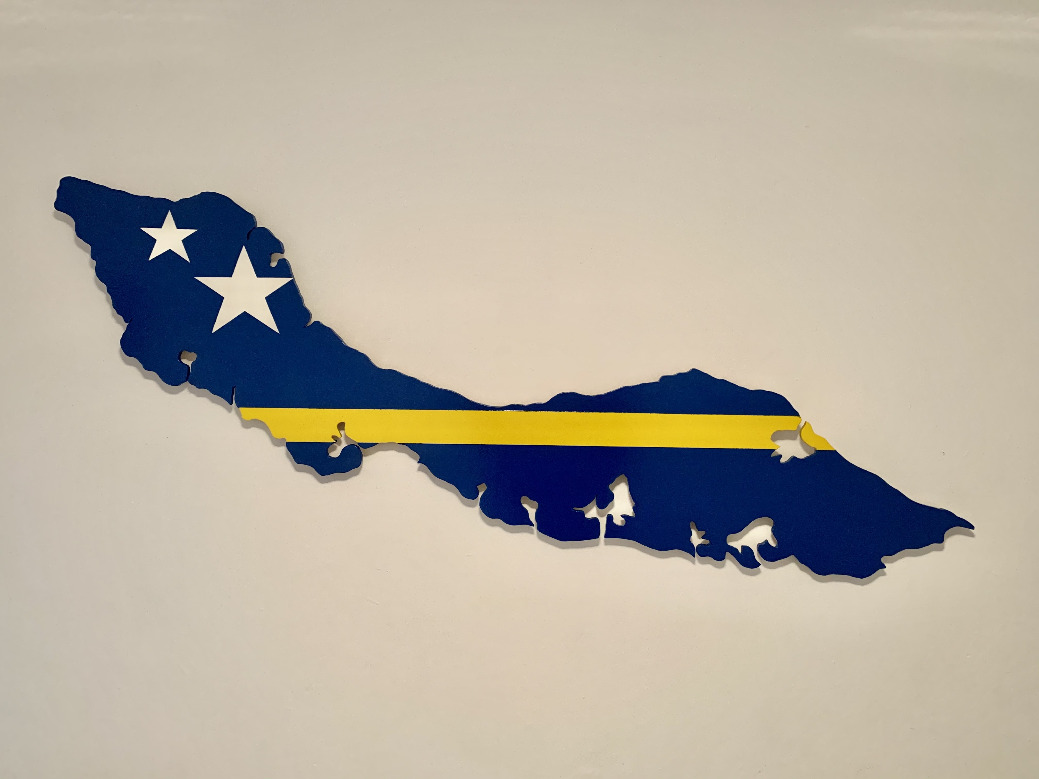 Curaçao met een jasje van de vlag (Groot).