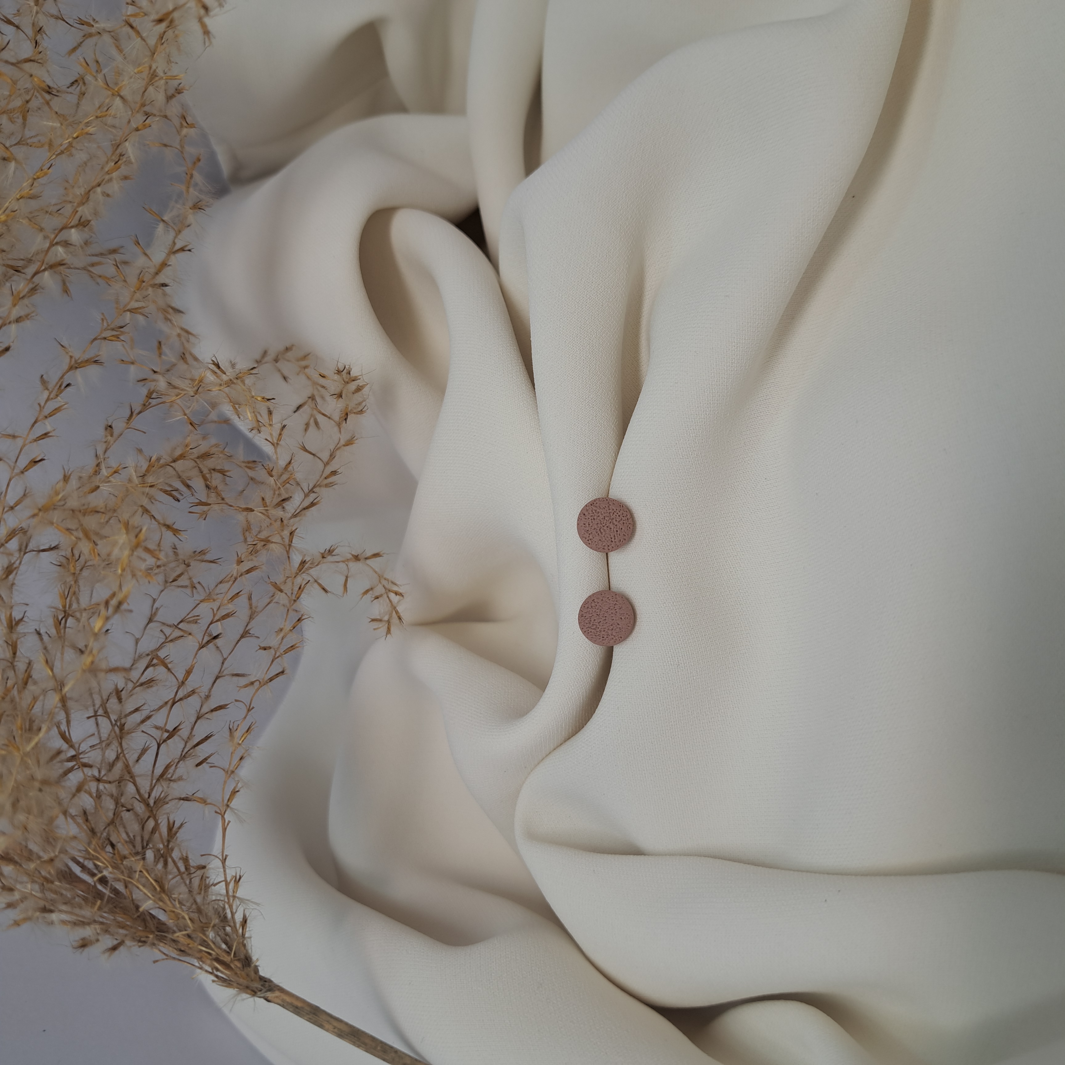 Mini spalvingi auskariukai - nelygiu paviršiumi