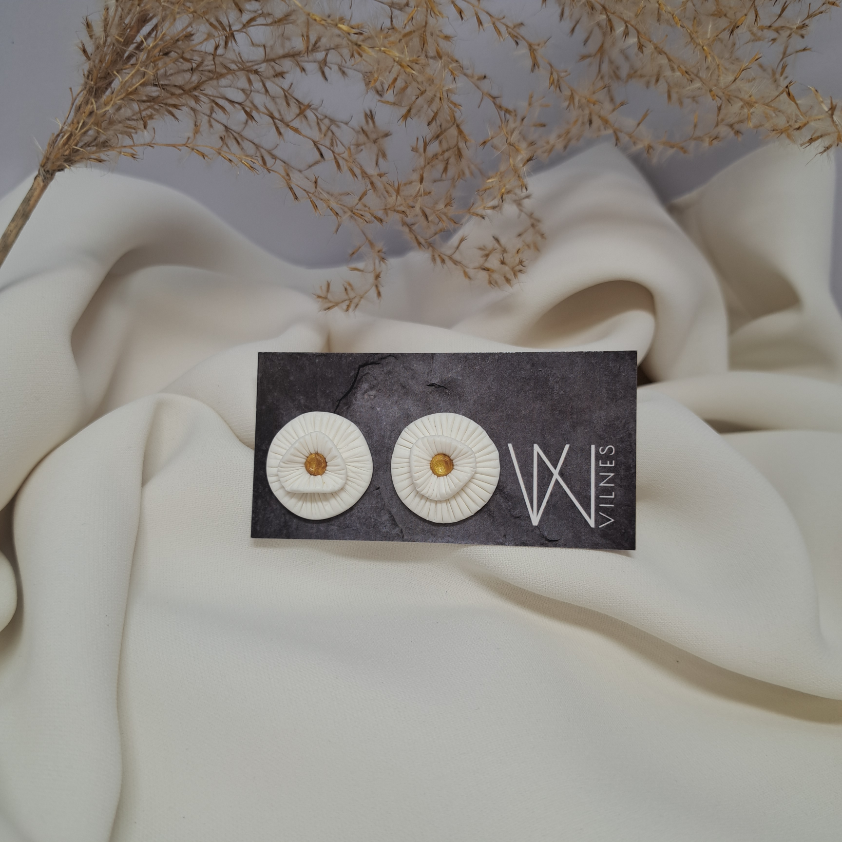 Balti dideli auskarai 