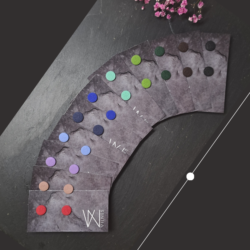 Mini spalvingi auskariukai - nelygiu paviršiumi