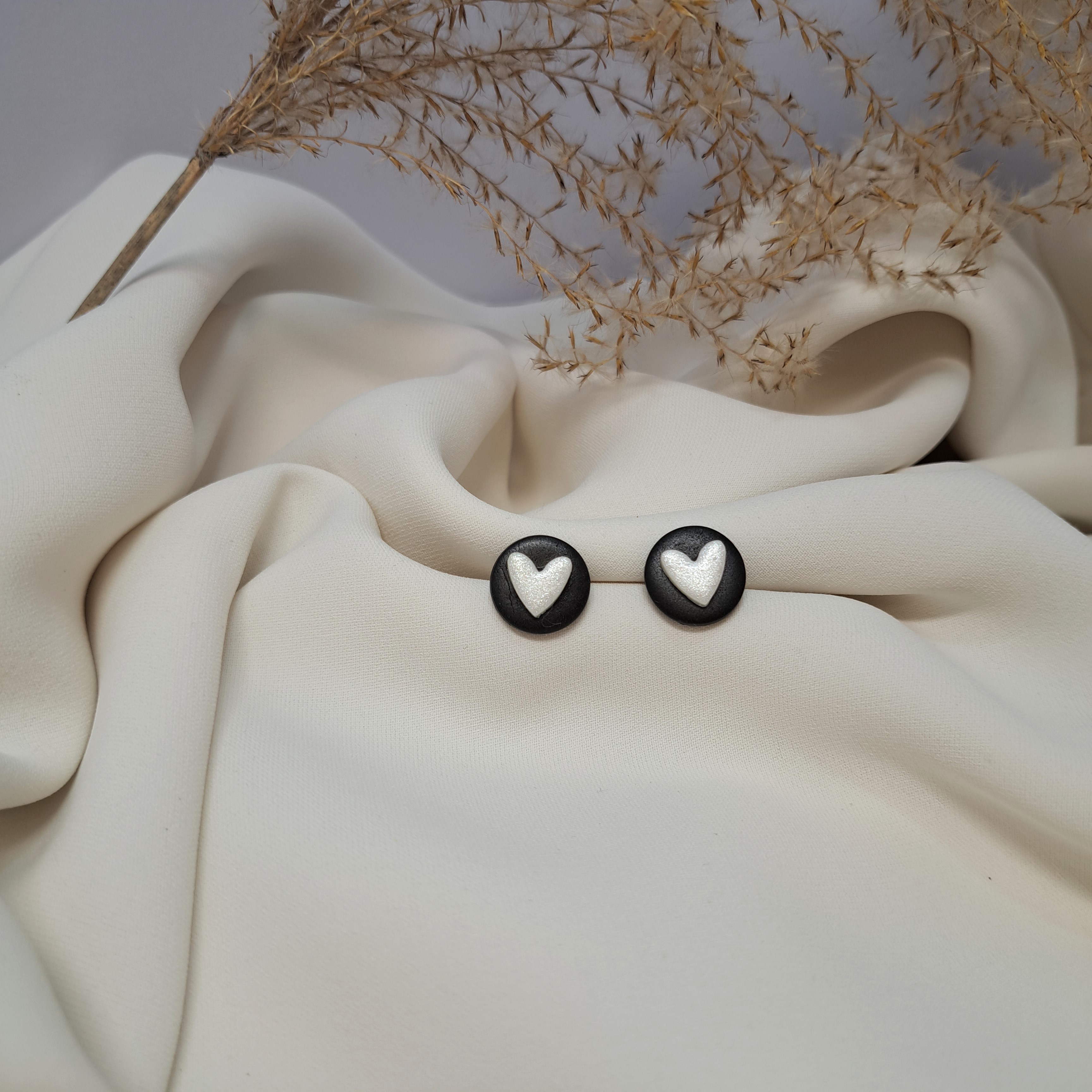 Black circle pearl heart