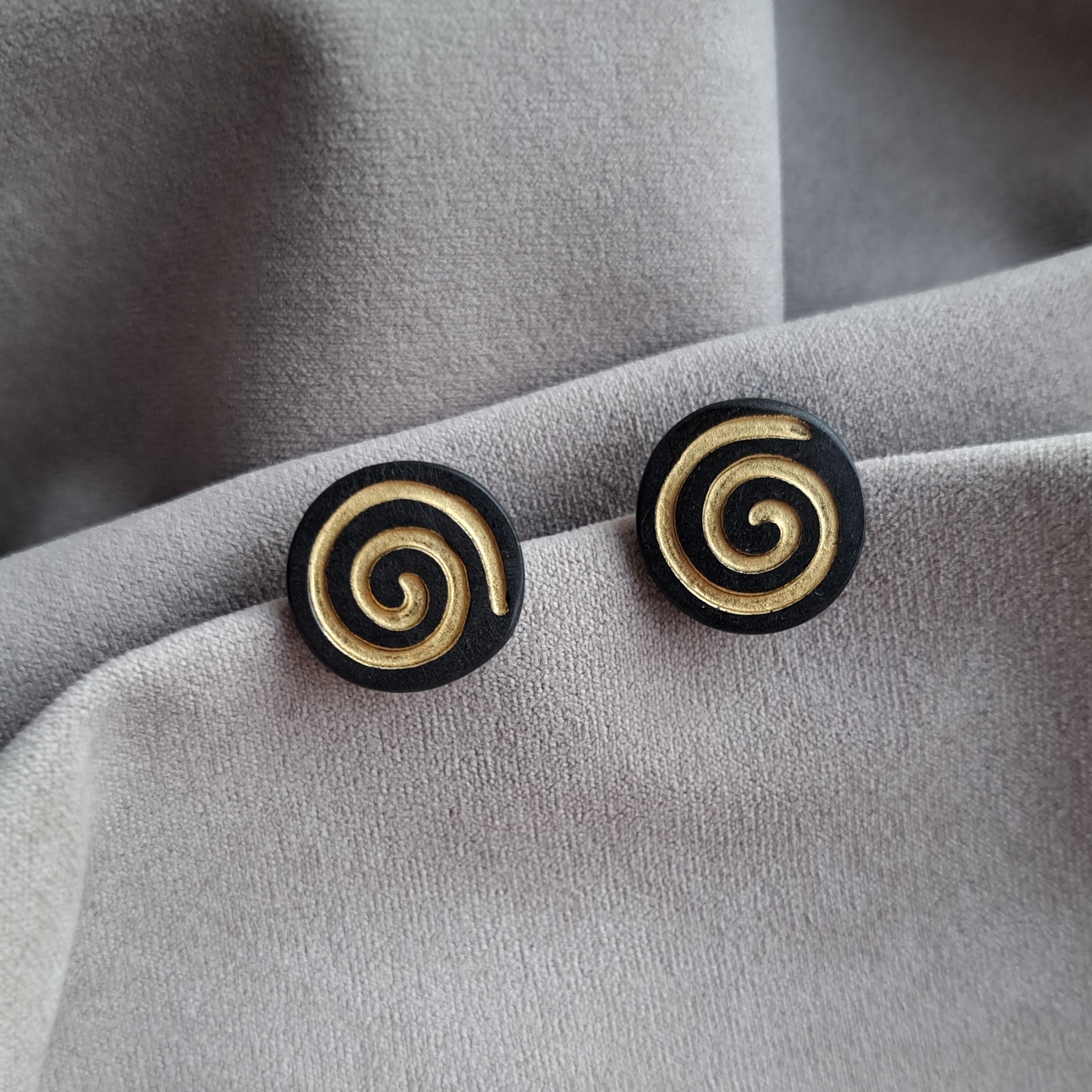 Apvalus labirintas- juodi