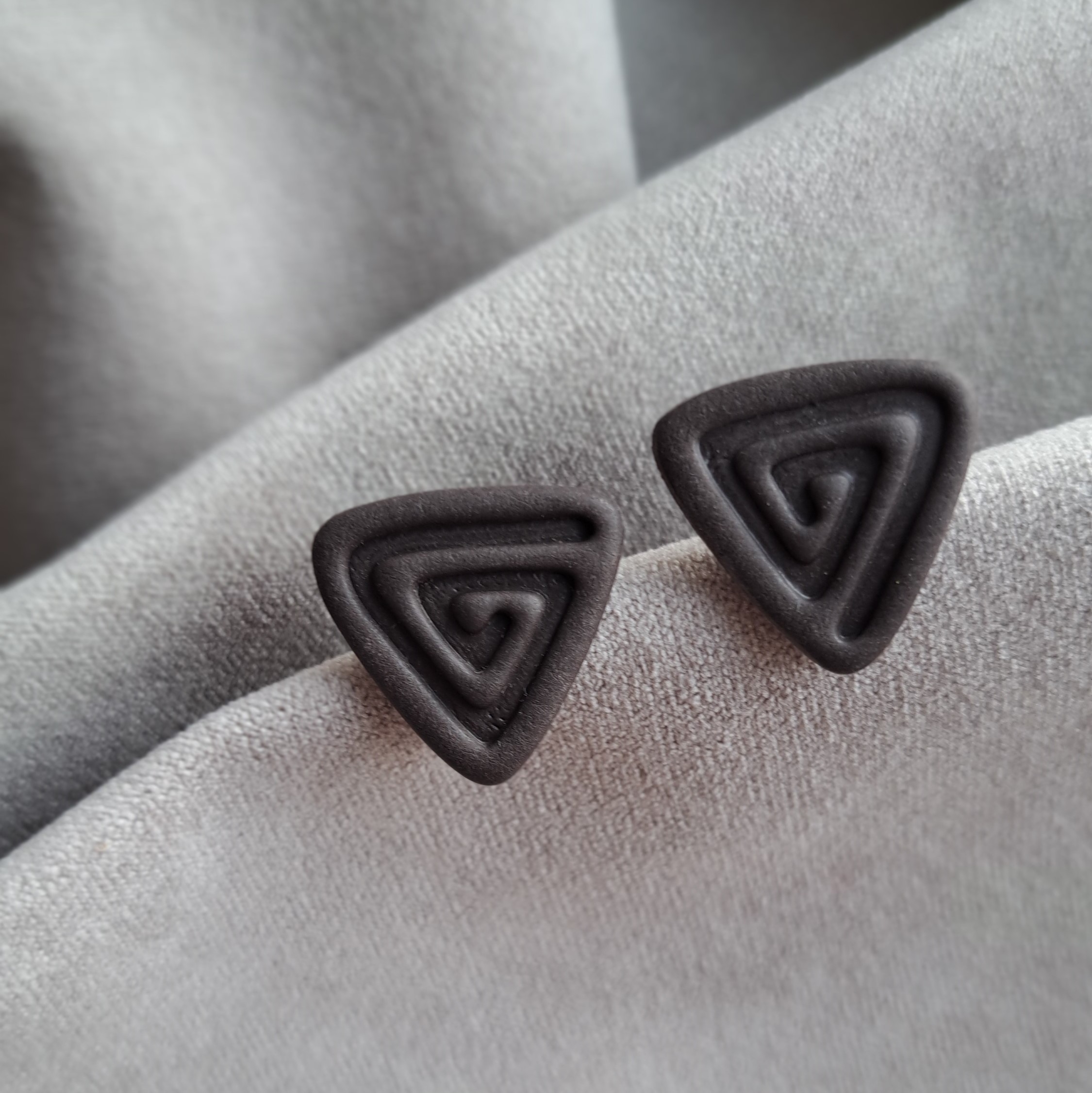 Trikampis rudas sukutis