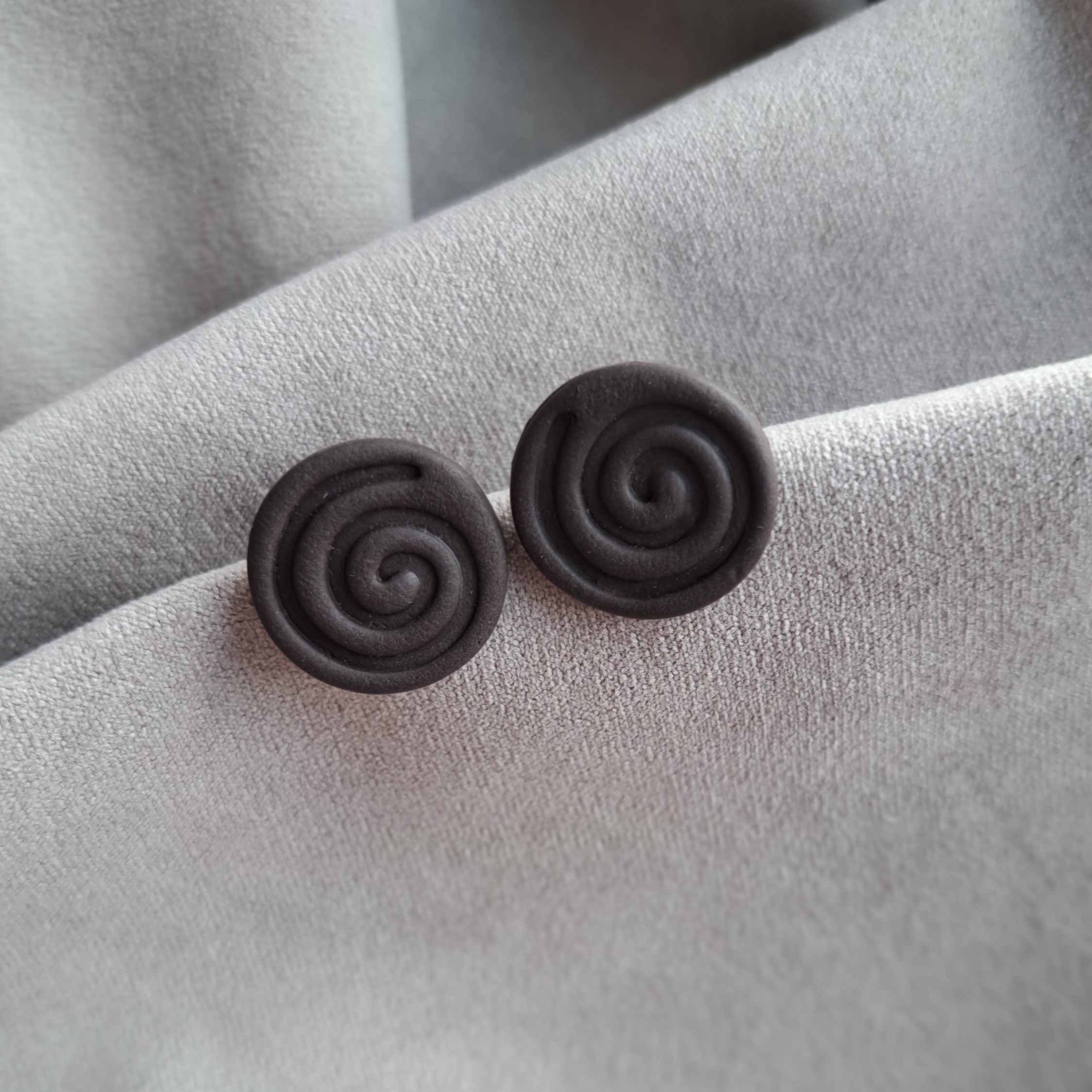 Apvalus rudas sukutis