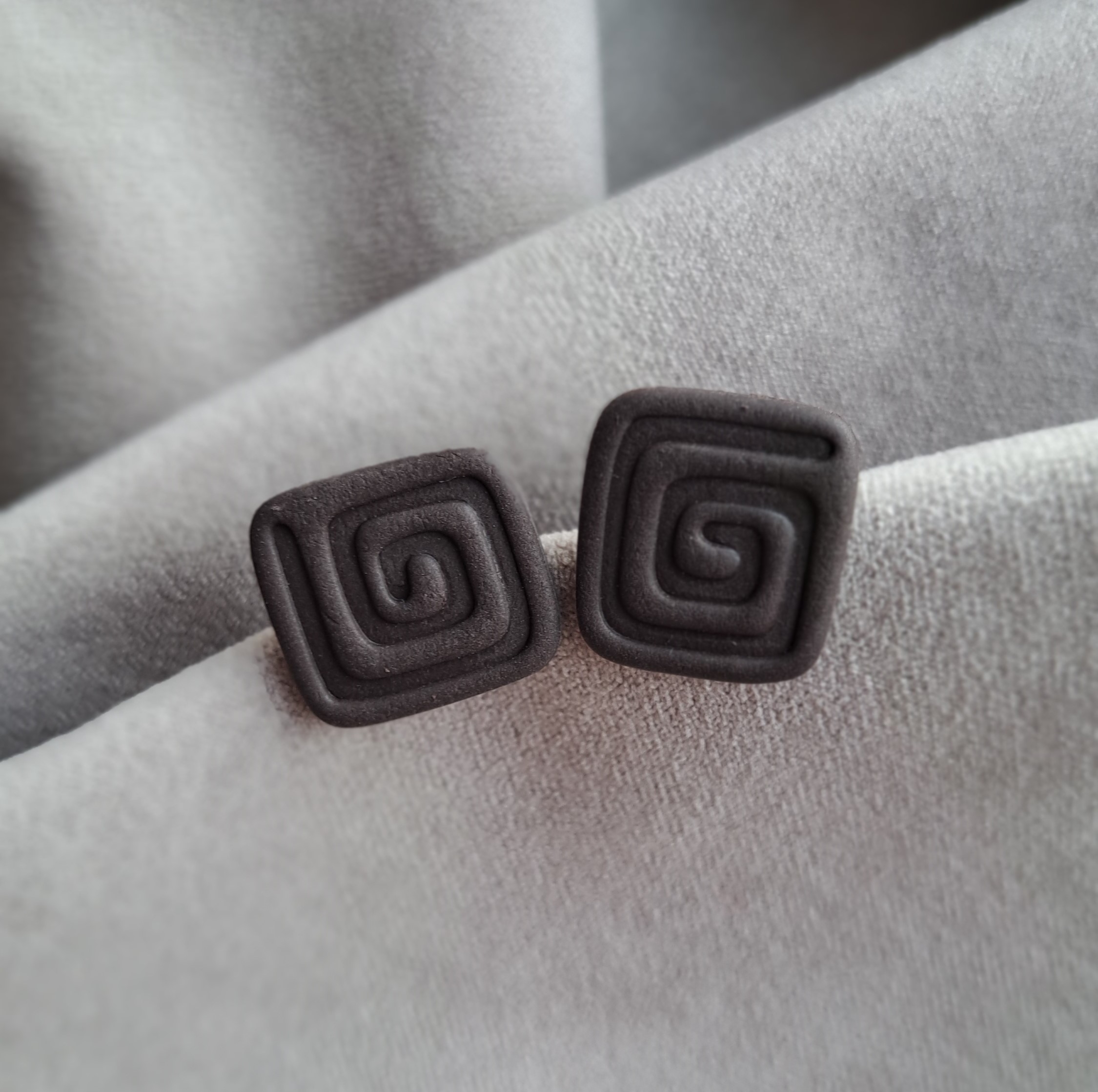 Keturkampis rudas sukutis