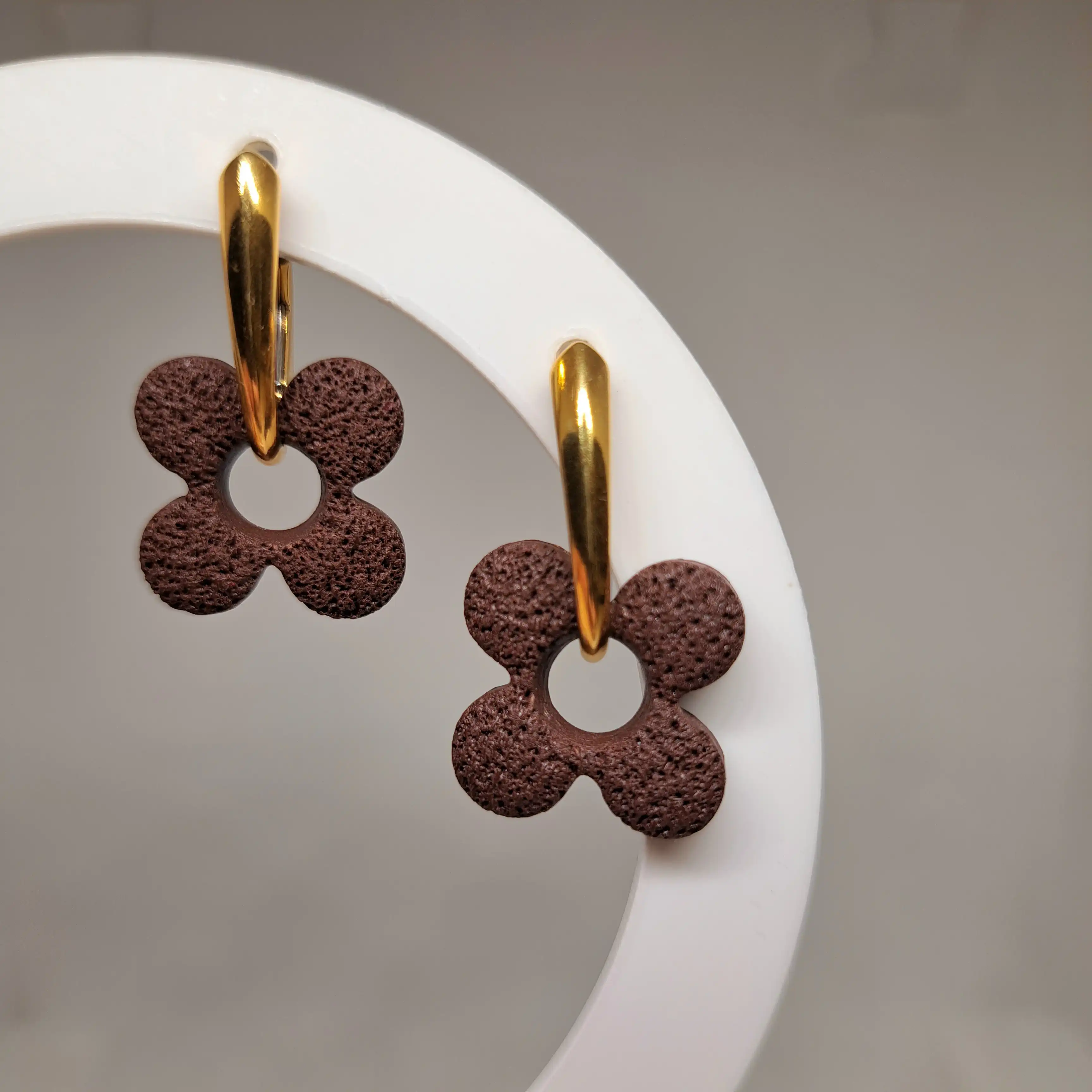 Kabantys auskarai - šokolado ruda