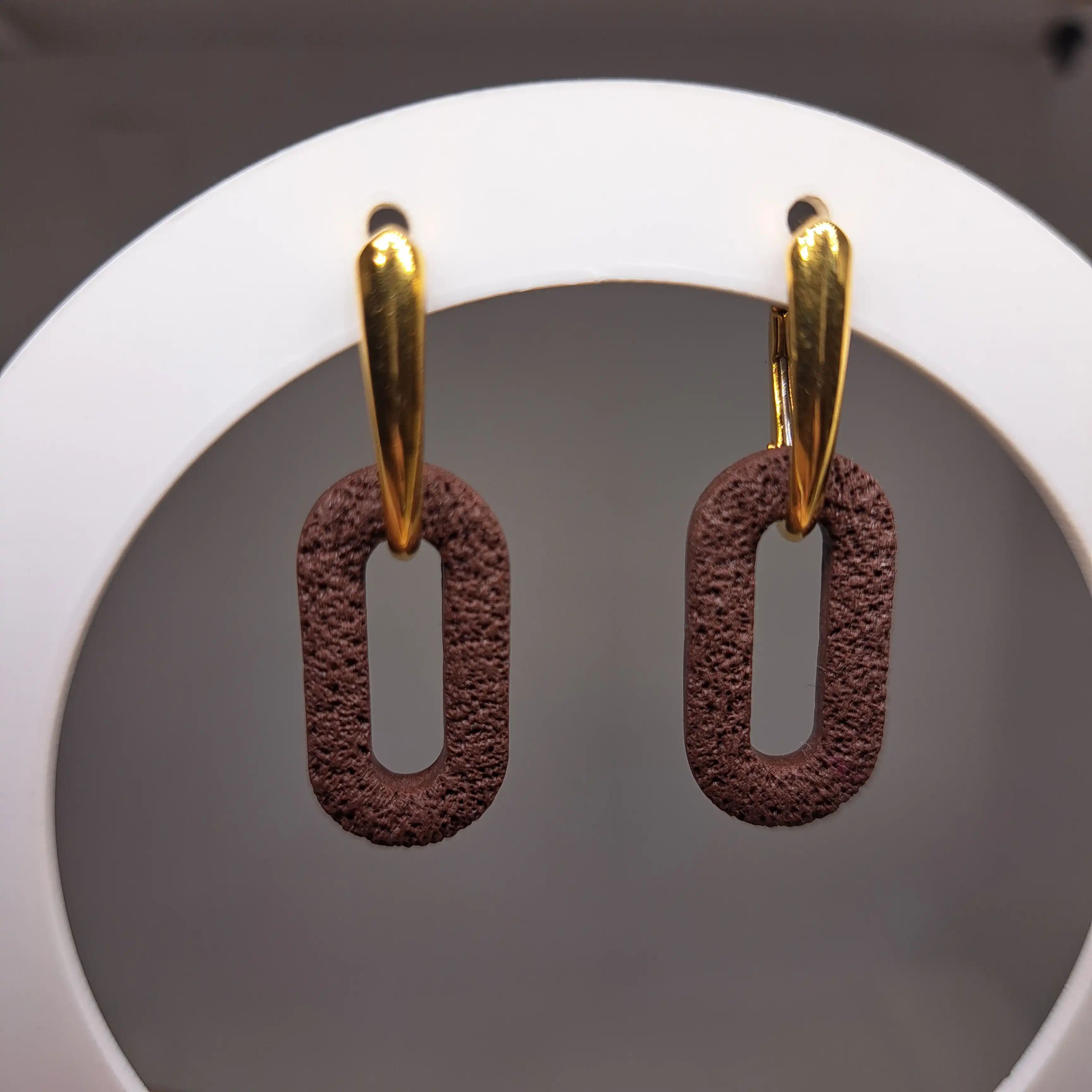 Kabantys auskarai - šokolado ruda