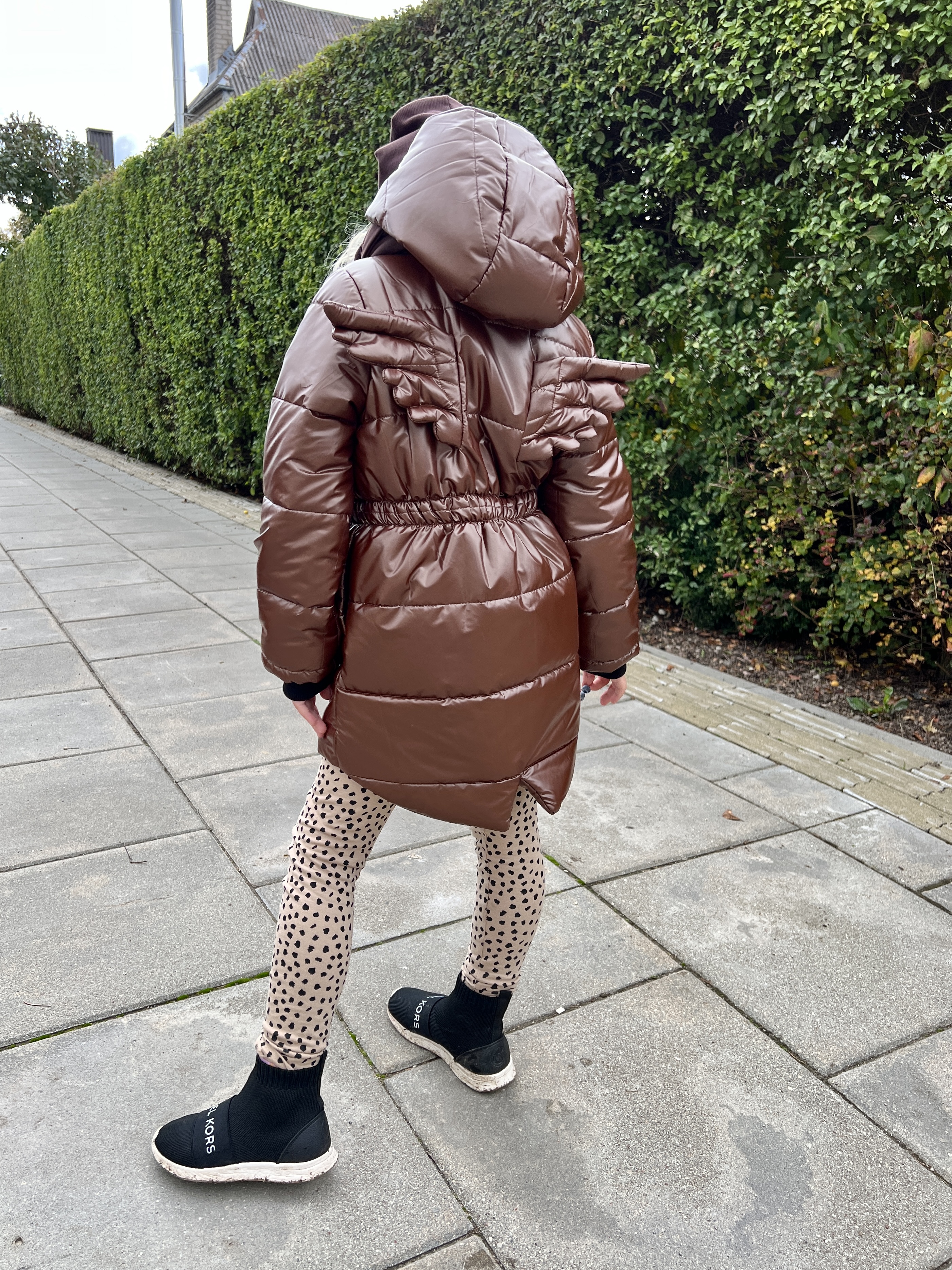 Šokoladinė Angeliuko striukė sutraukta nugara