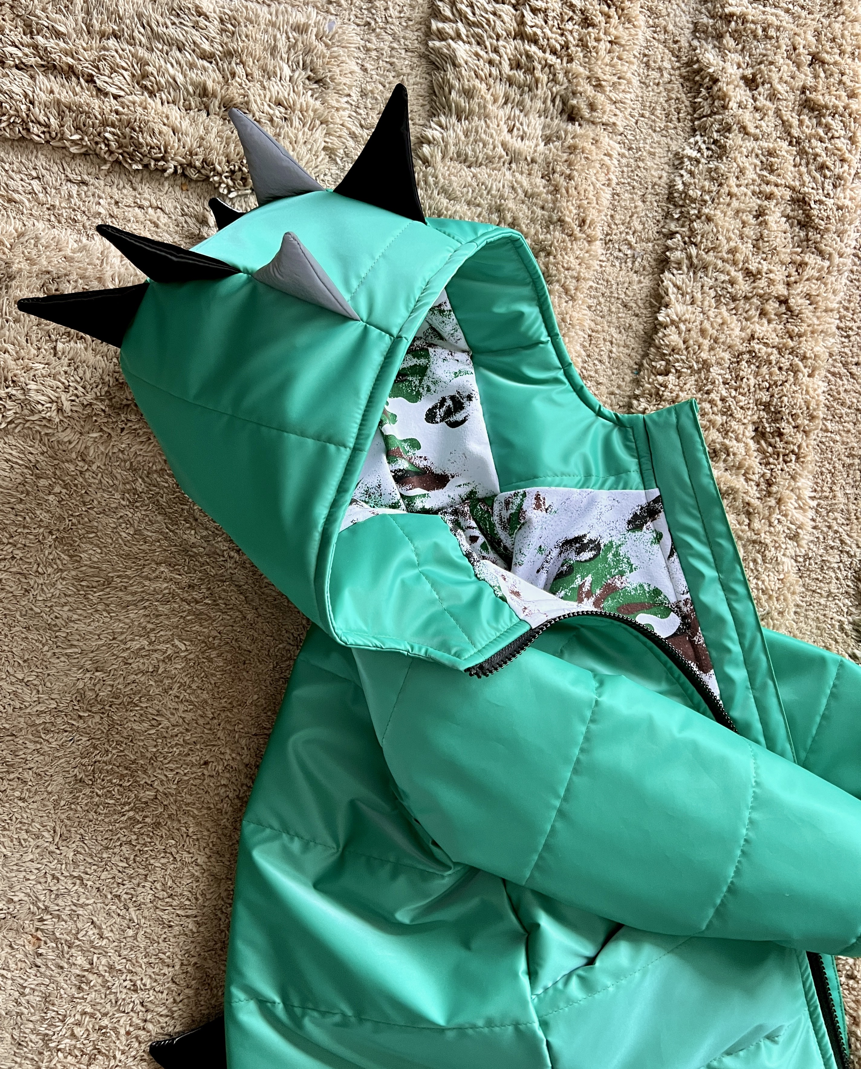 Žalia DINO striukė su šviesą atspindinčiomis detalėmis