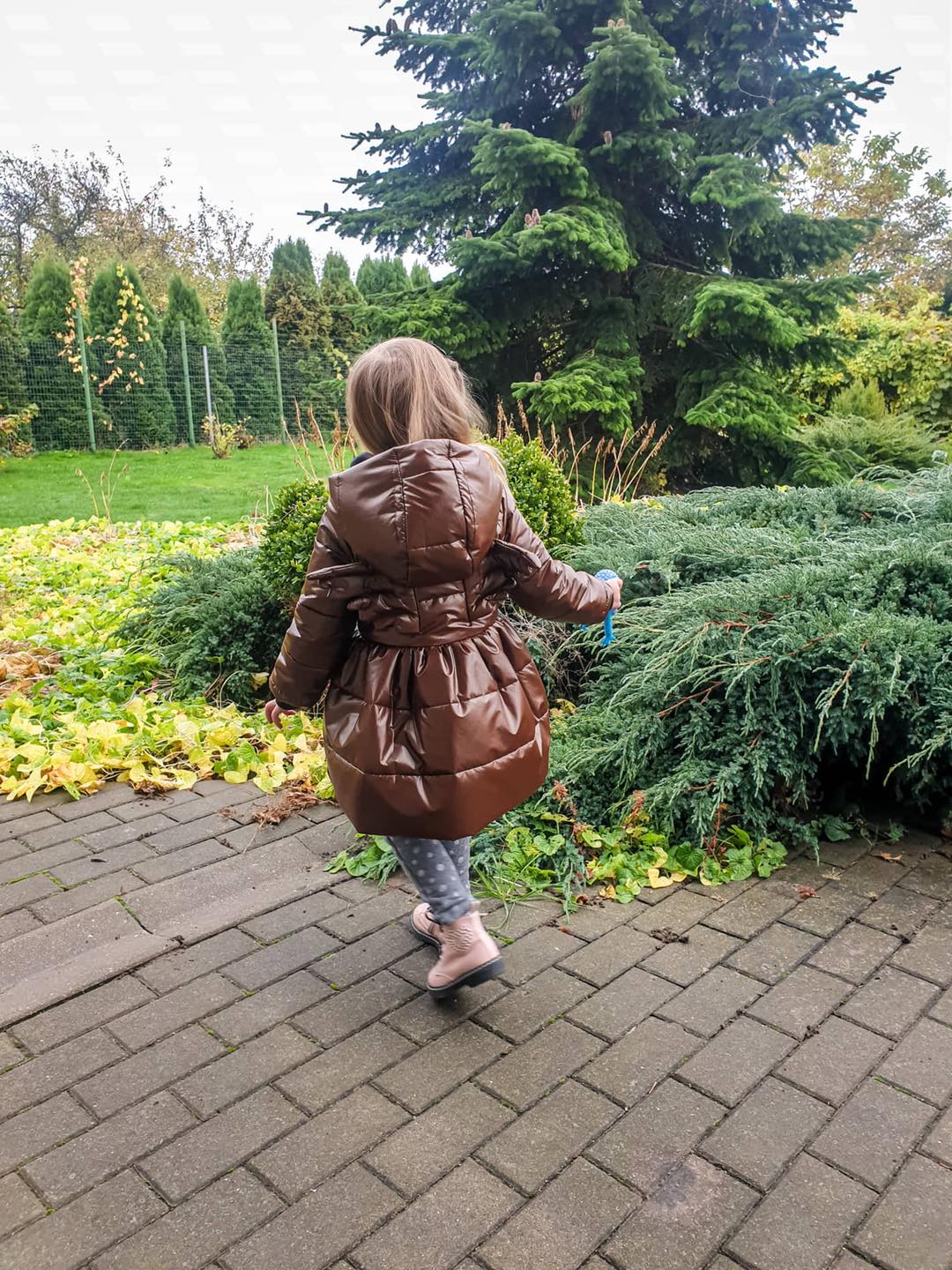 Šokoladinė Angeliuko striukė su sijonu