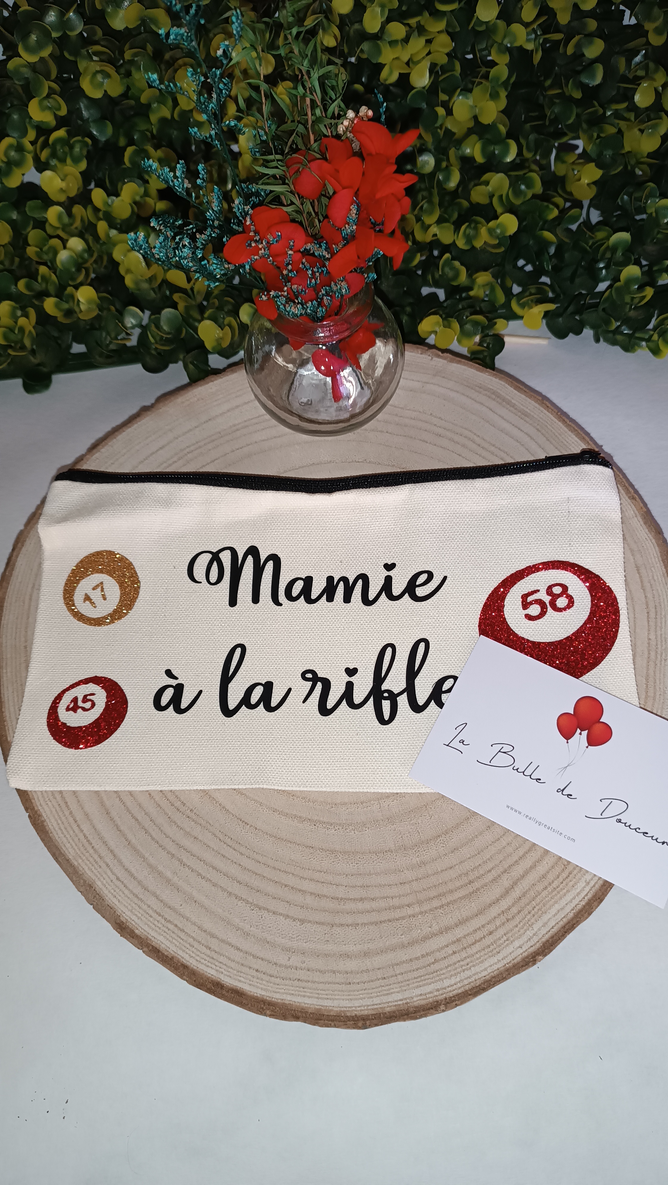Pochette "Mamie à la rifle"