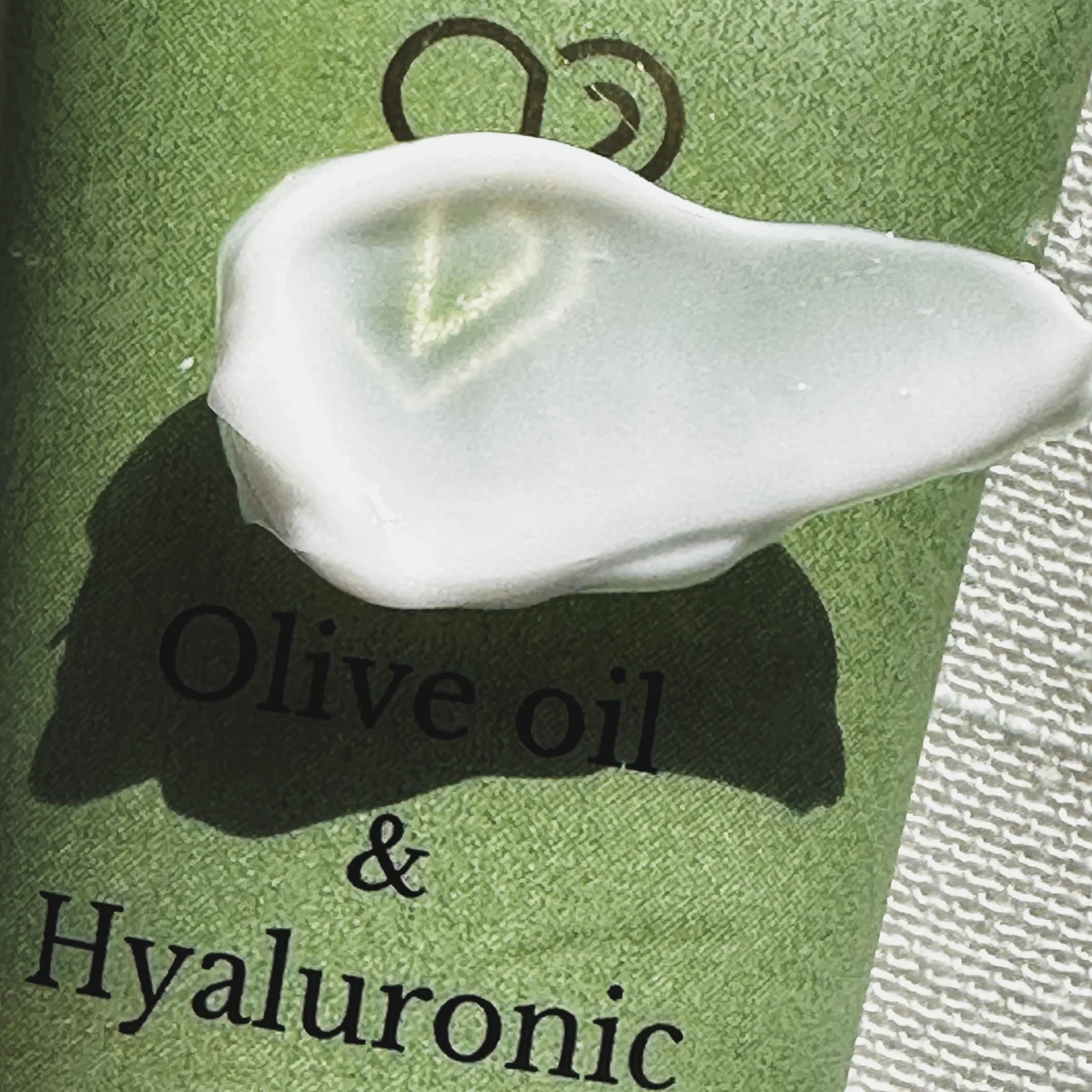 Alyvuogių aliejaus ir hialurono rūgšties veido šveitiklis (30 ml)