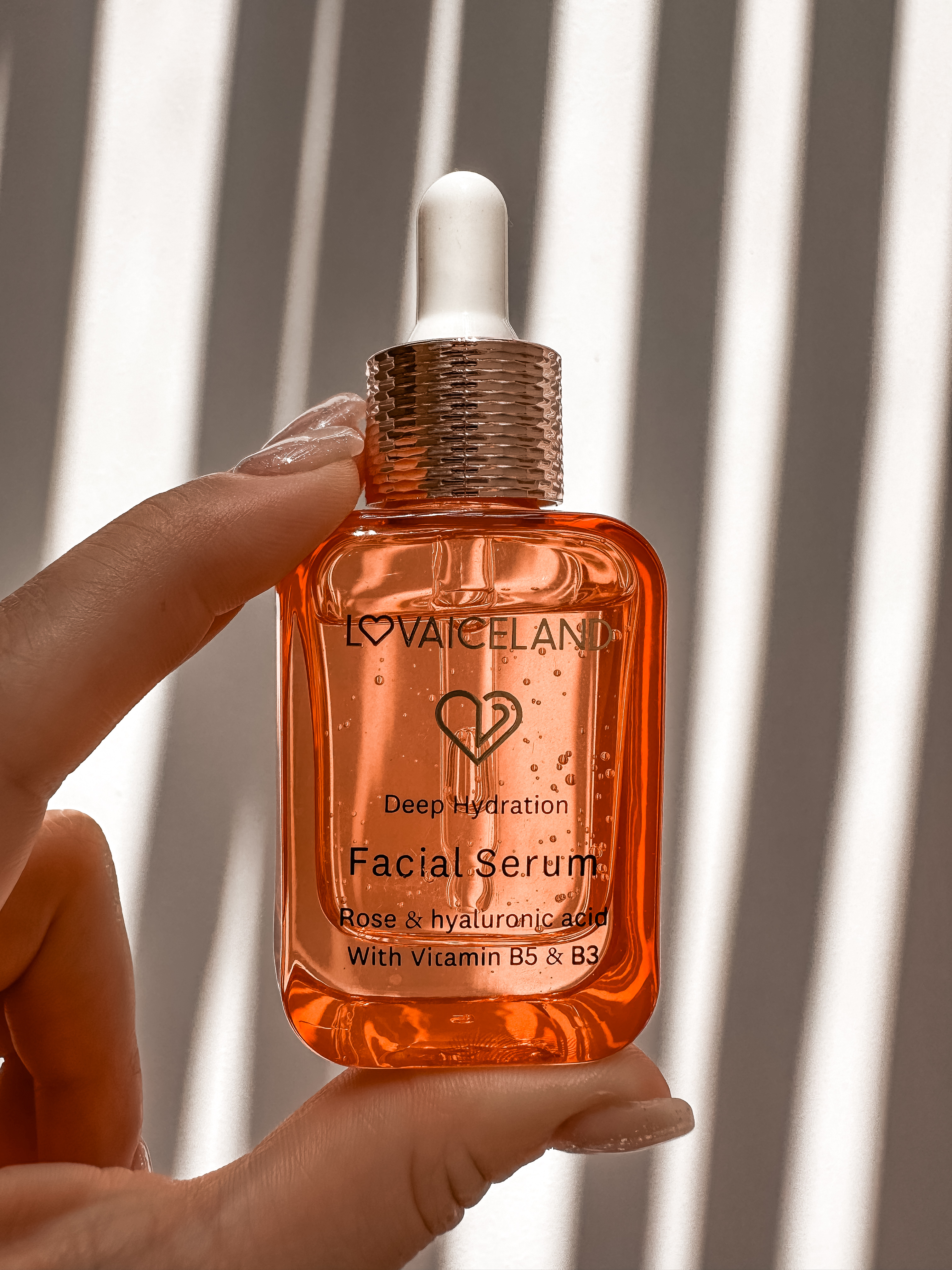 Rožių serumas su hialurono rūgštimi, vitaminais B5 ir B3 (30 ml)