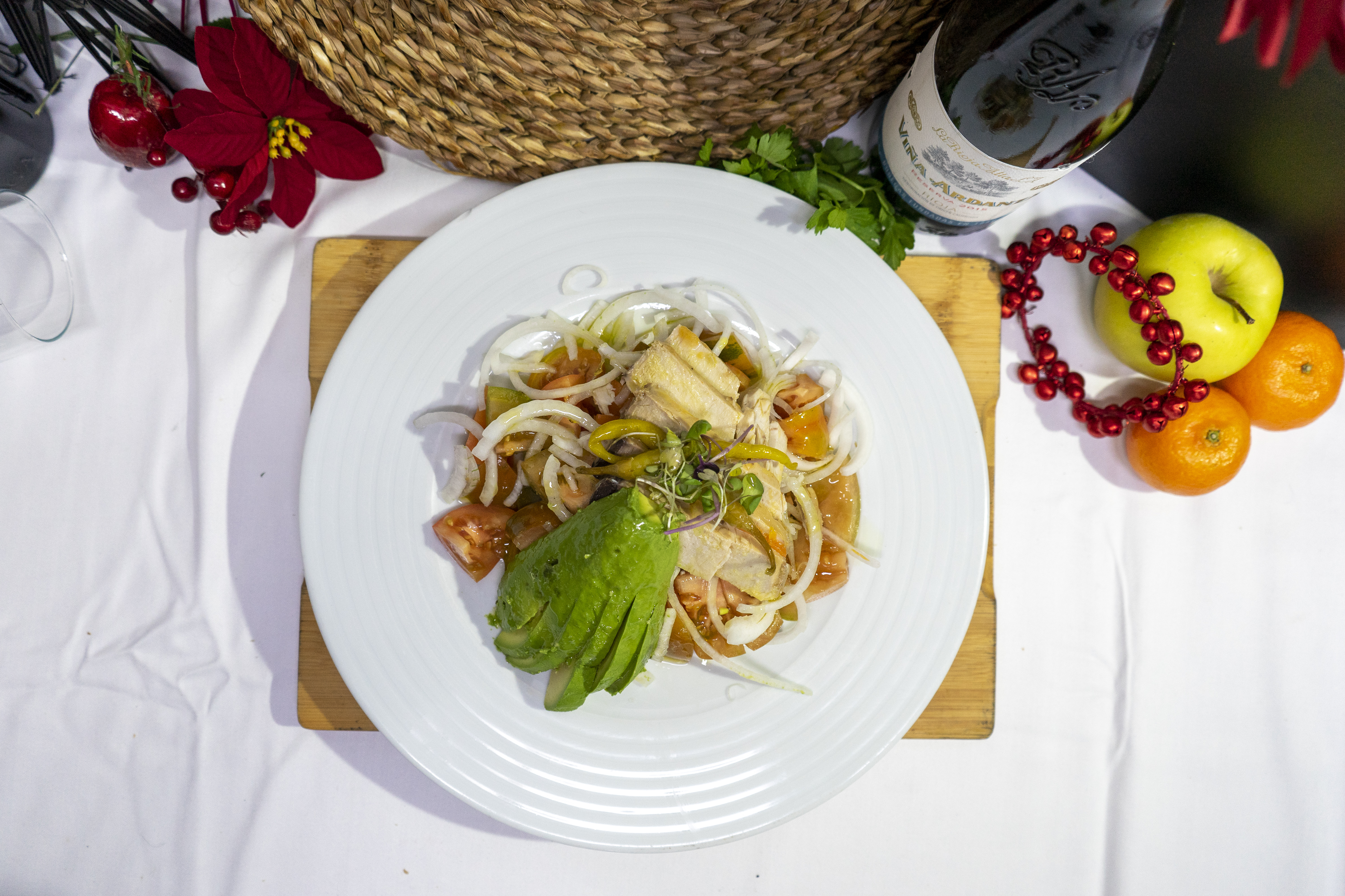 Ensalada de Tomate Gurmet con Ventresca de Bonito, Cebolleta y Aguacate
