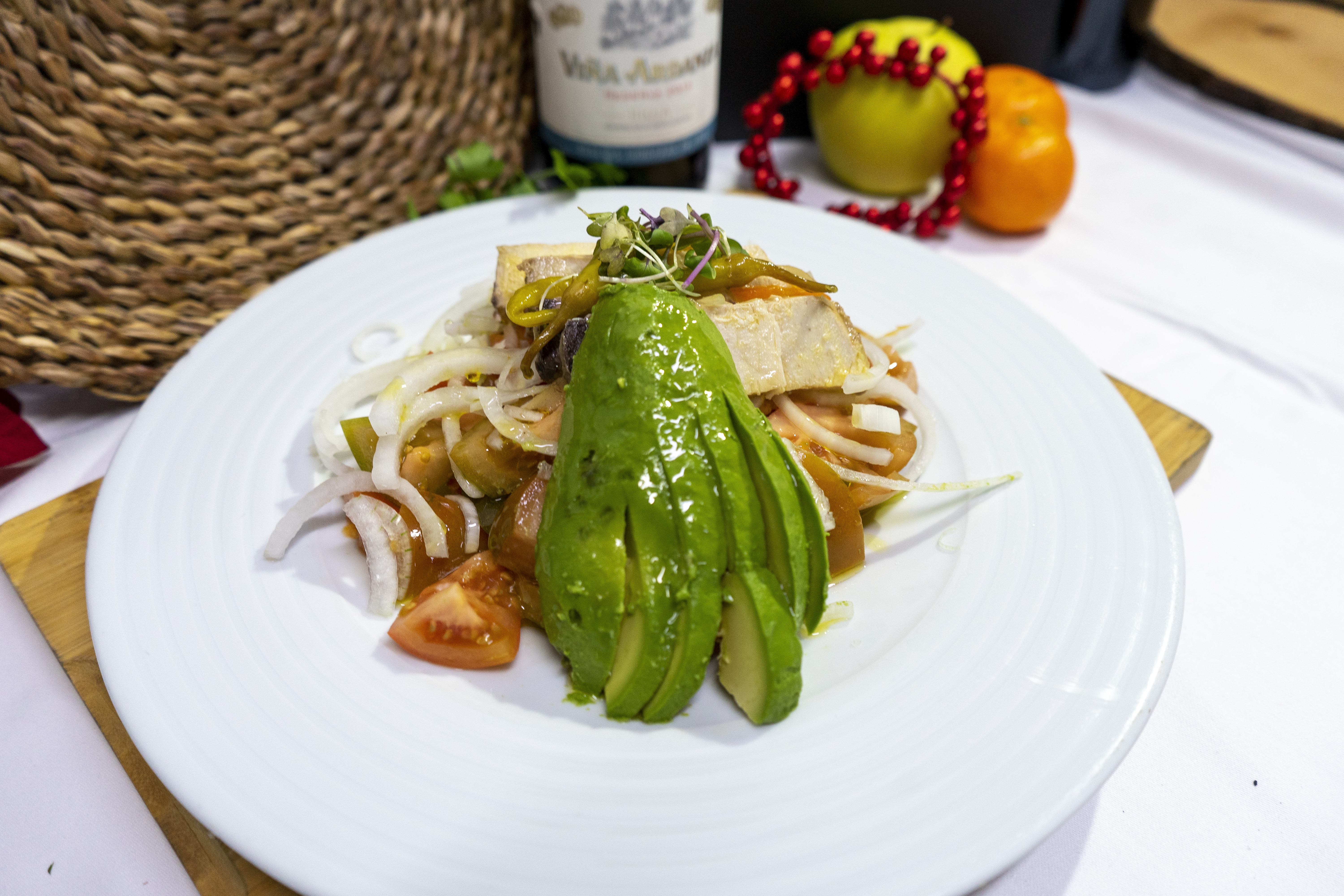 Ensalada de Tomate Gurmet con Ventresca de Bonito, Cebolleta y Aguacate