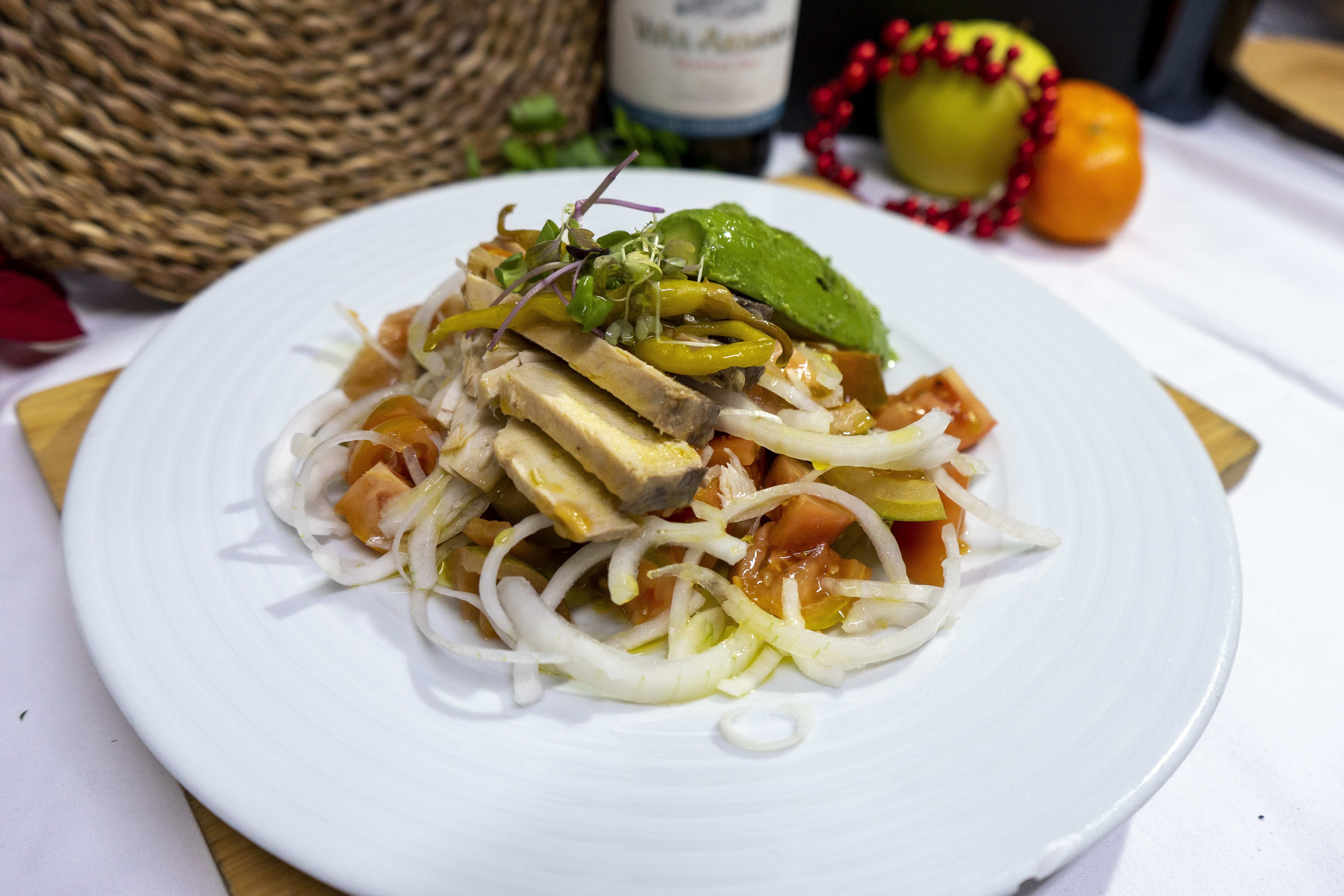 Ensalada de Tomate Gurmet con Ventresca de Bonito, Cebolleta y Aguacate