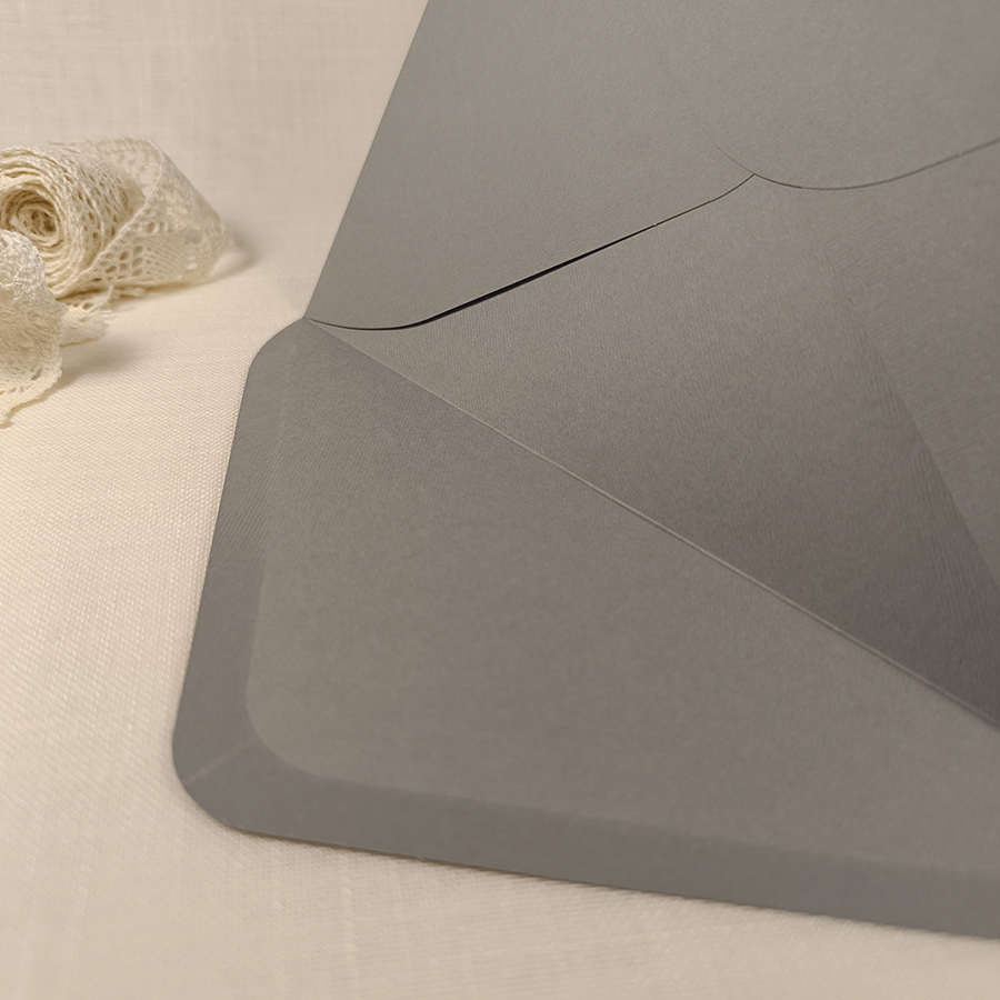 Sobre de papel VERJURADO GRIS