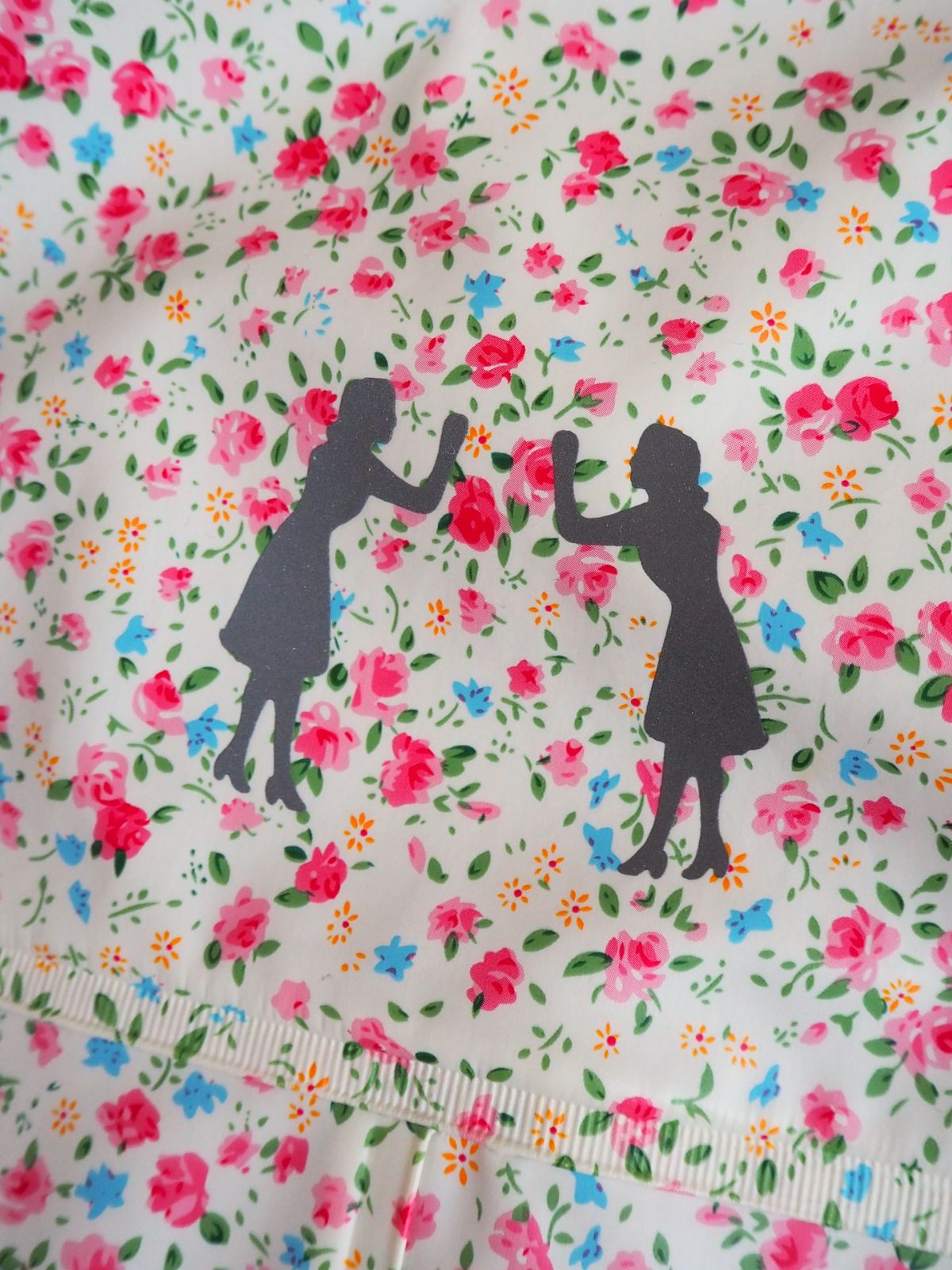 Kurtka przeciwdeszczowa w kwiaty Sos Jensen 