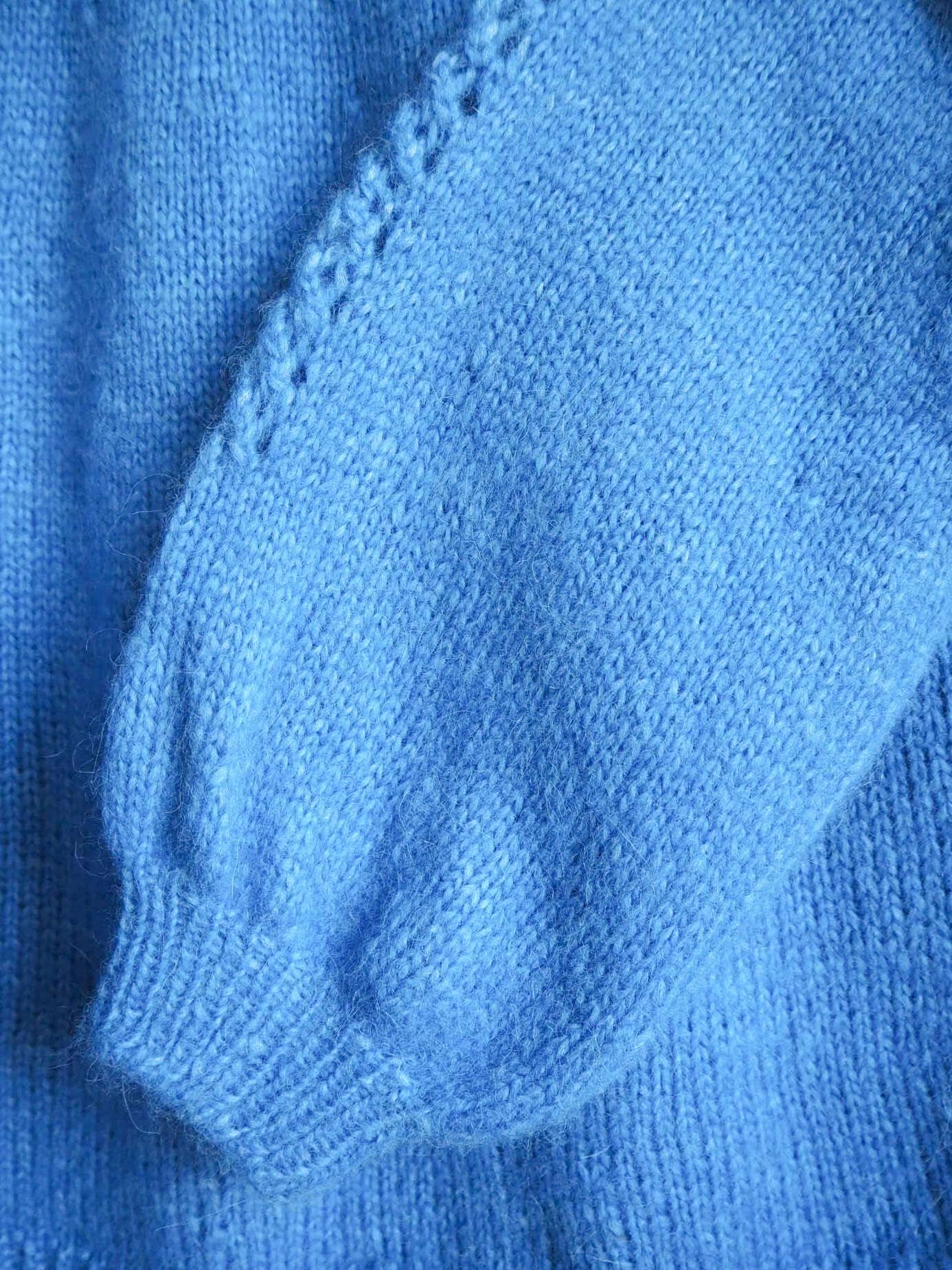 Sweter z ozdobnym splotem Wełna