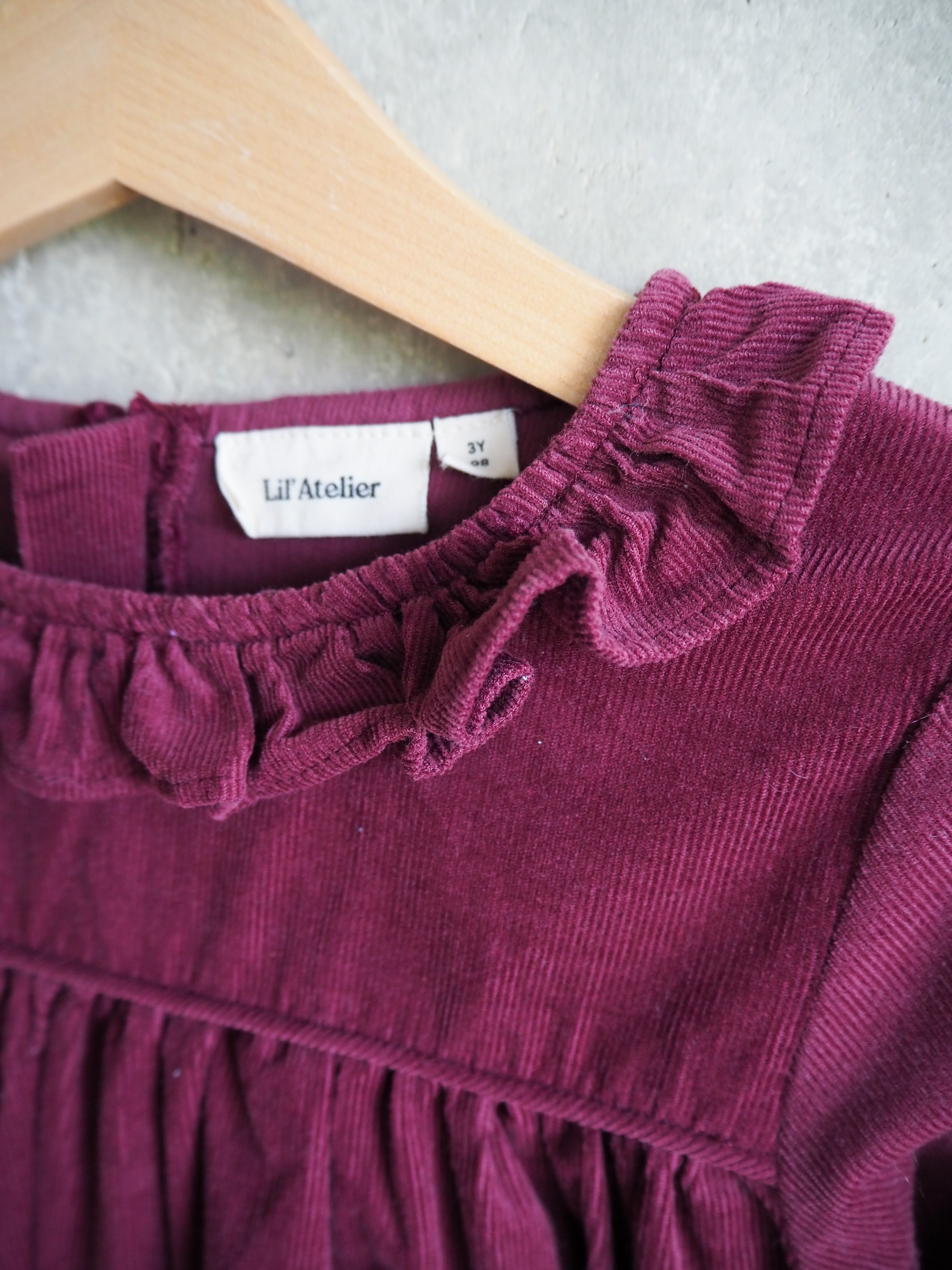 Sukienka sztruksowa Lil Atelier