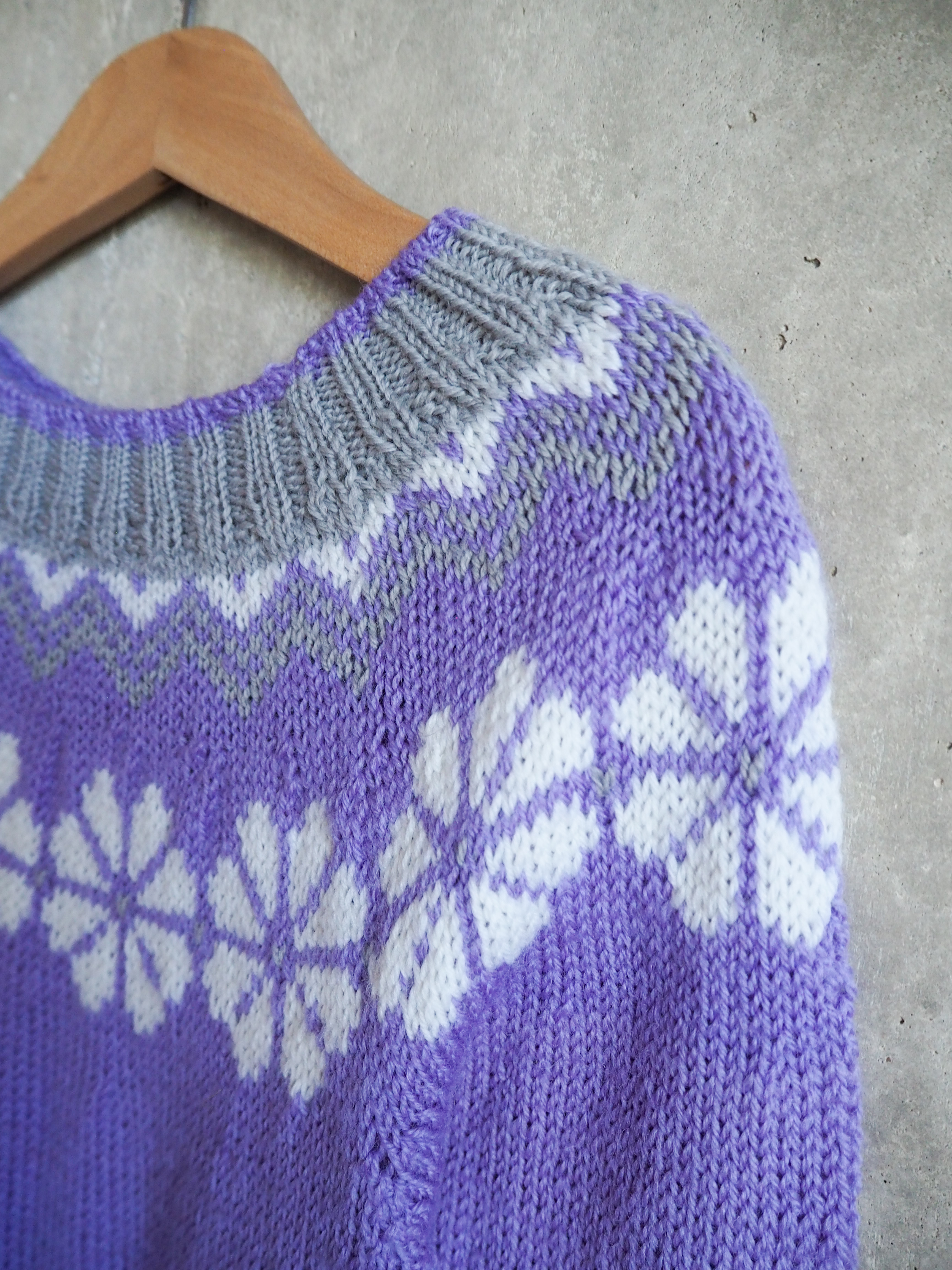 Sweter w kwiaty Wełna