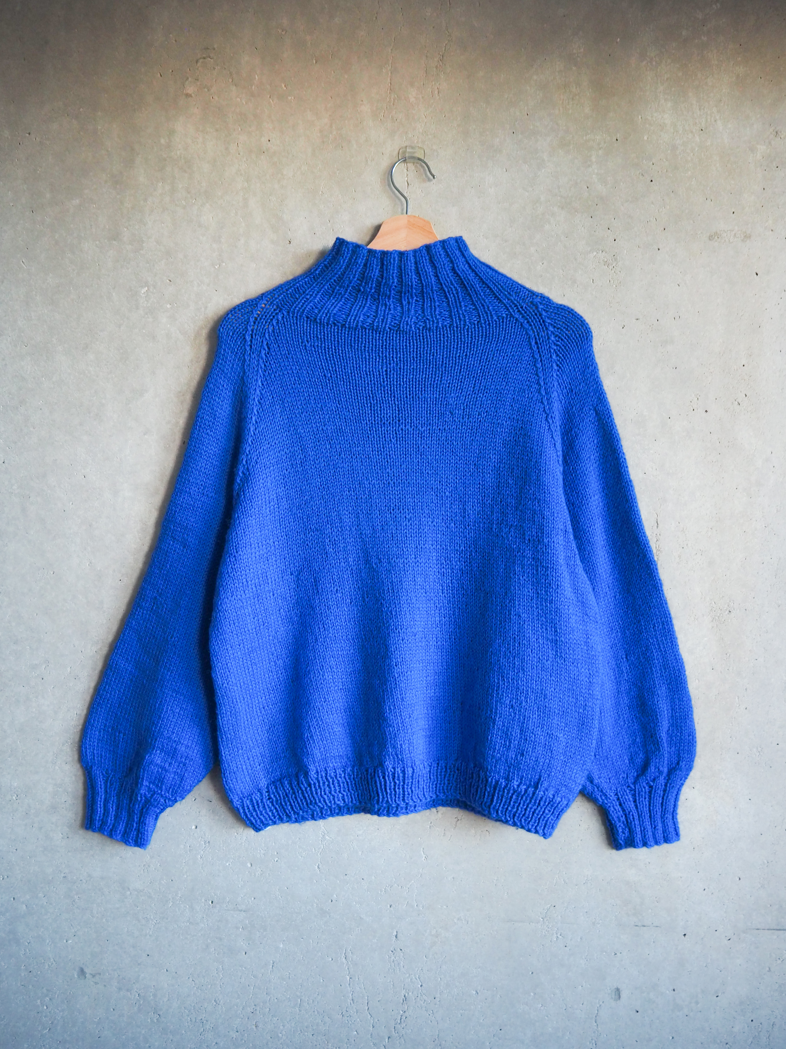 Kobaltowy sweter Wełna