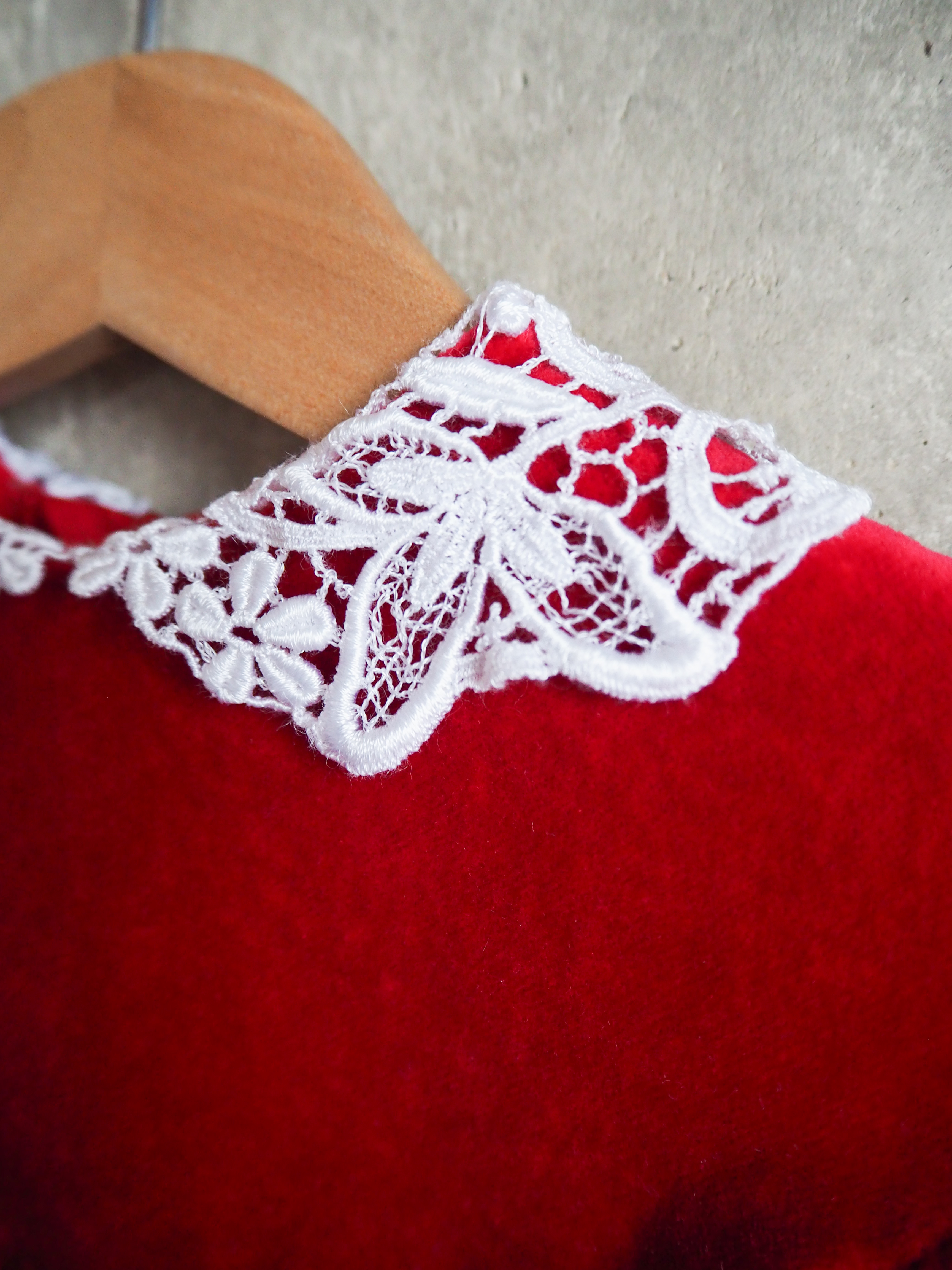 Welurowa sukienka z kołnierzykiem Vintage